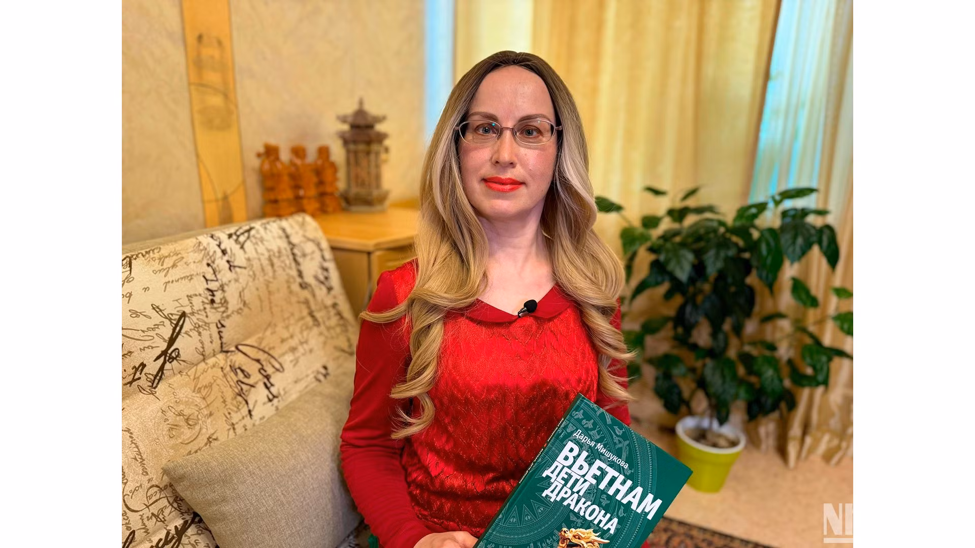 Nhà Việt Nam học Daria Mishukova cầm trên tay cuốn sách “Việt Nam. Đứa con của rồng”.