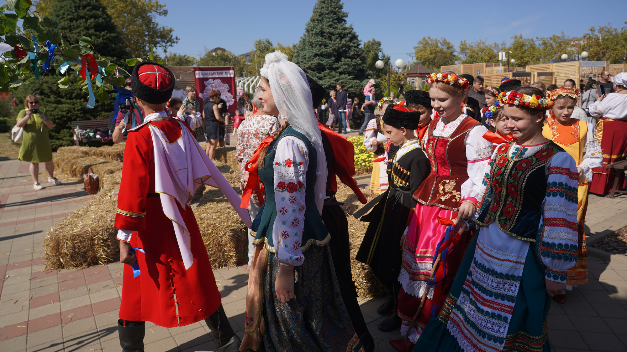 Phong tục rước dâu xưa cũng được tái hiện một cách chân thực.