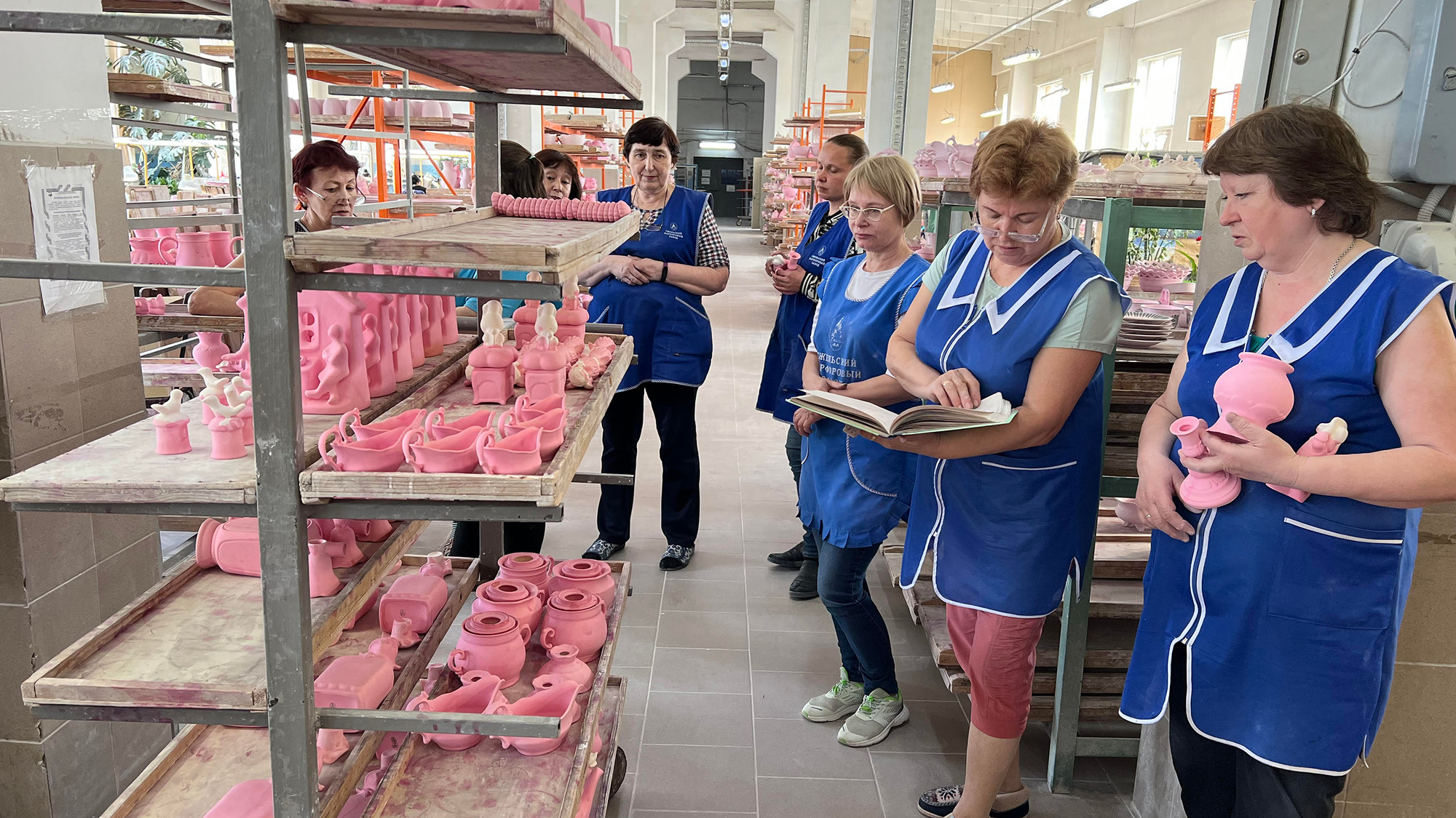 Các nghệ nhân nhận sản phẩm thô để chế tác. (Ảnh: XUÂN HƯNG)