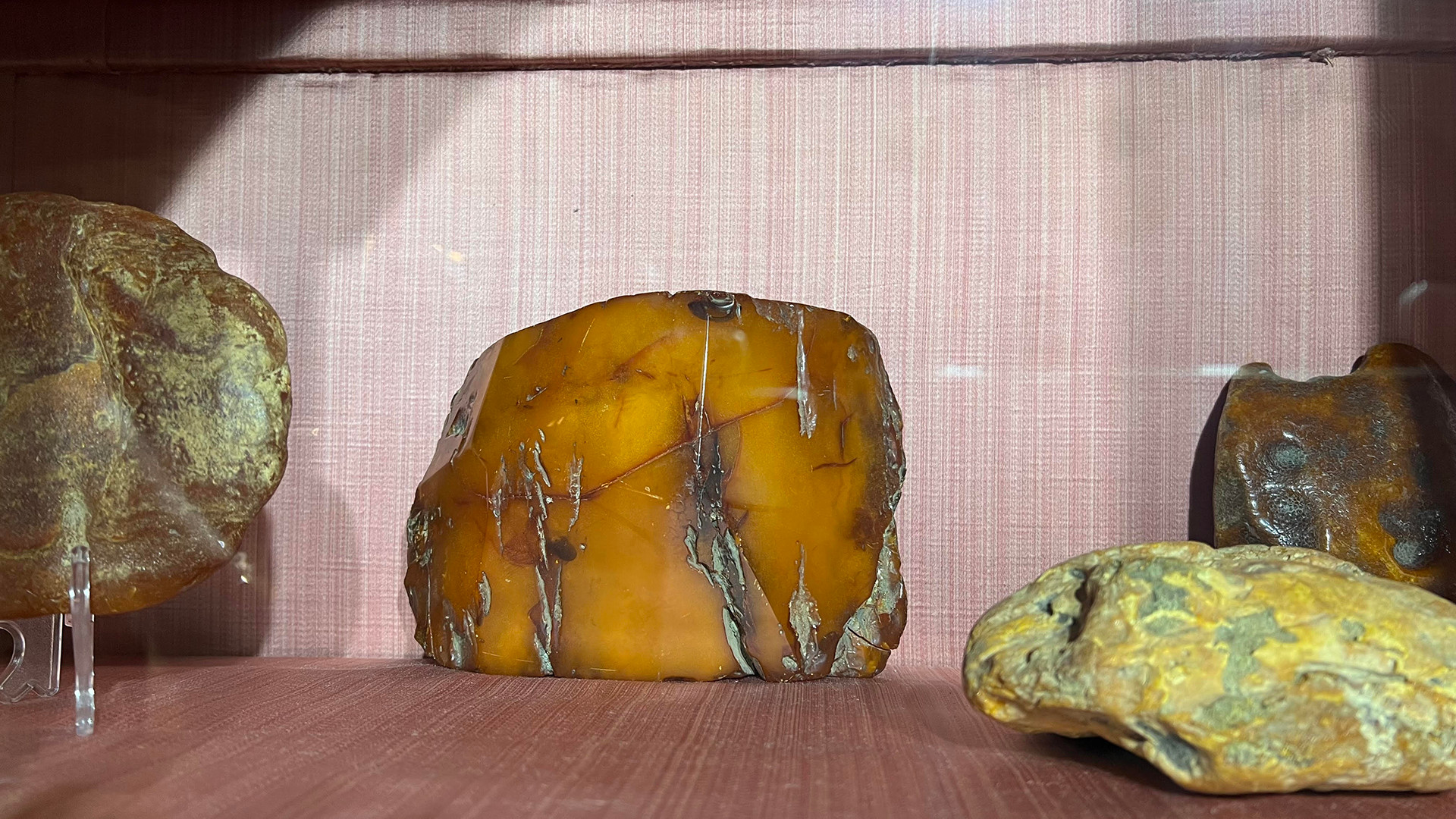 Tại bảo tàng còn được trưng bày bản sao của các đồ vật hổ phách cổ xưa mà đã "biến mất" trong Thế chiến thứ hai.