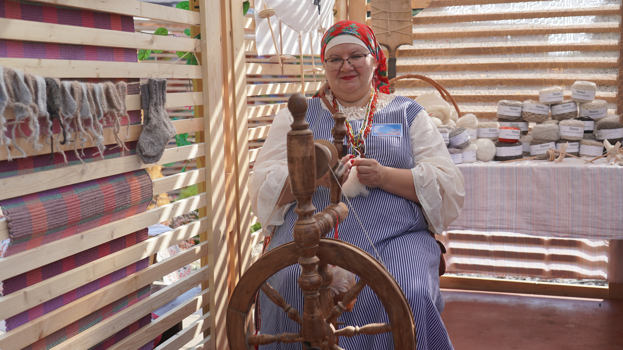 Cùng với đó, những ngành nghề thủ công truyền thống của người Kozak cũng được các nghệ nhân giới thiệu và hướng dẫn cho khách tham dự lễ hội.