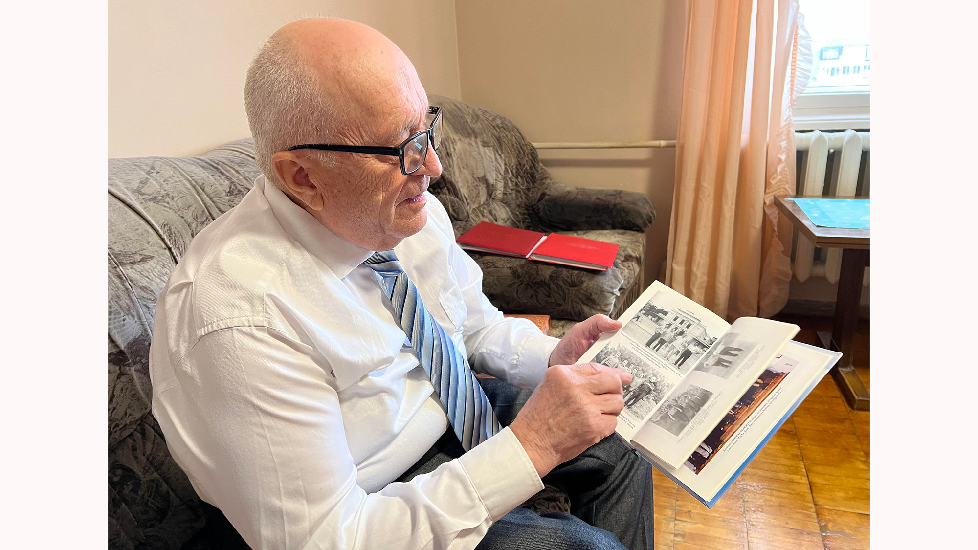 Chủ tịch Hội Cựu chiến binh Nga vùng Ural từng công tác tại Việt Nam Valery Skoryak chia sẻ với phóng viên những câu chuyện về thời gian hỗ trợ phục vụ chiến đấu ở Việt Nam. (Ảnh: XUÂN HƯNG)