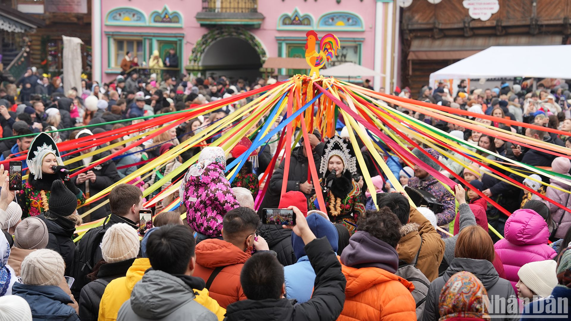 Người dân Nga háo hức tham gia Tuần lễ Maslenitsa. (Ảnh: XUÂN HƯNG)