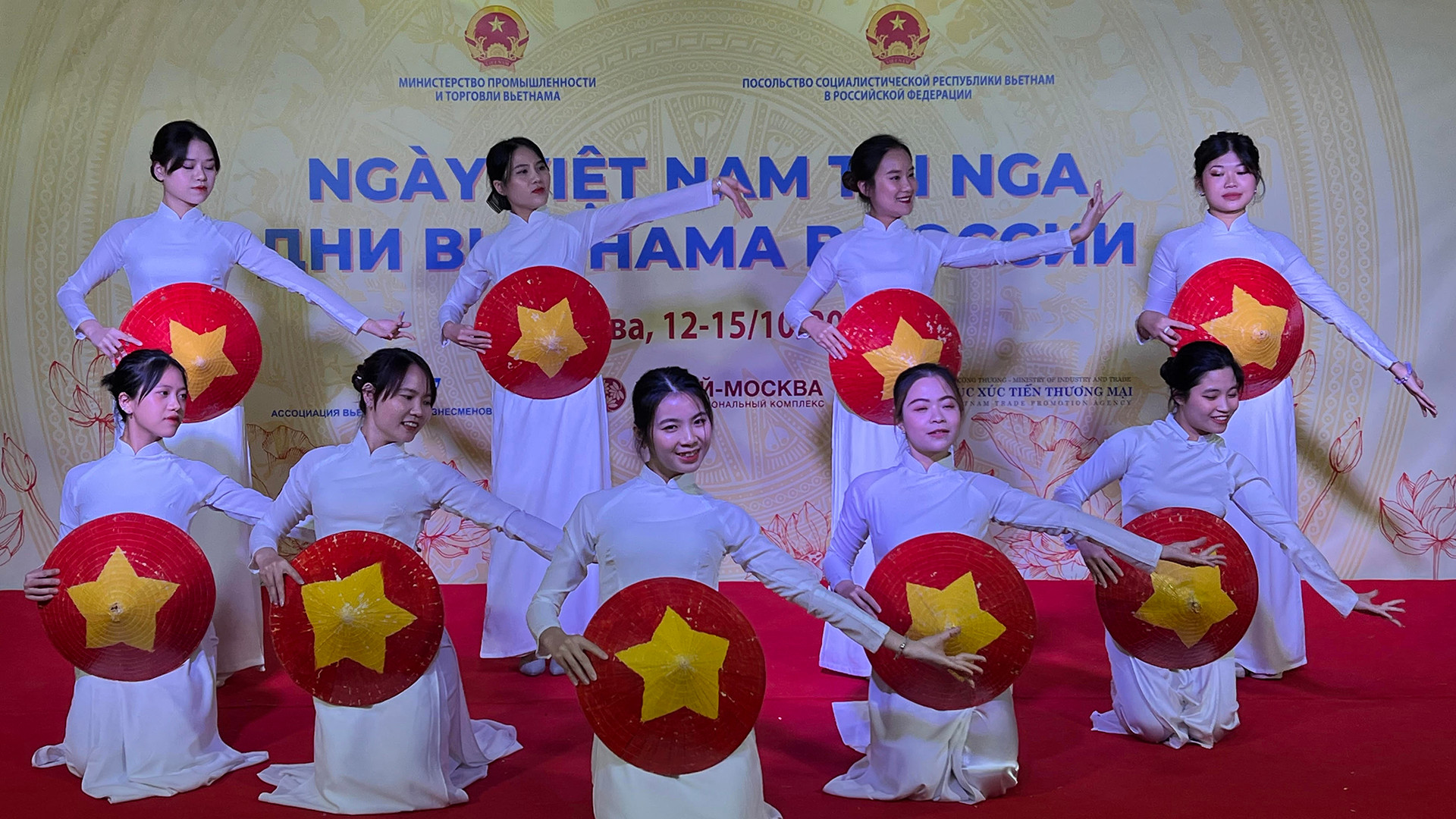 Sinh viên Việt Nam trong tà áo dài truyền thống biểu diễn tiết mục múa "Hello Việt Nam". Sinh viên Việt Nam trong tà áo dài truyền thống biểu diễn tiết mục múa "Hello Việt Nam".