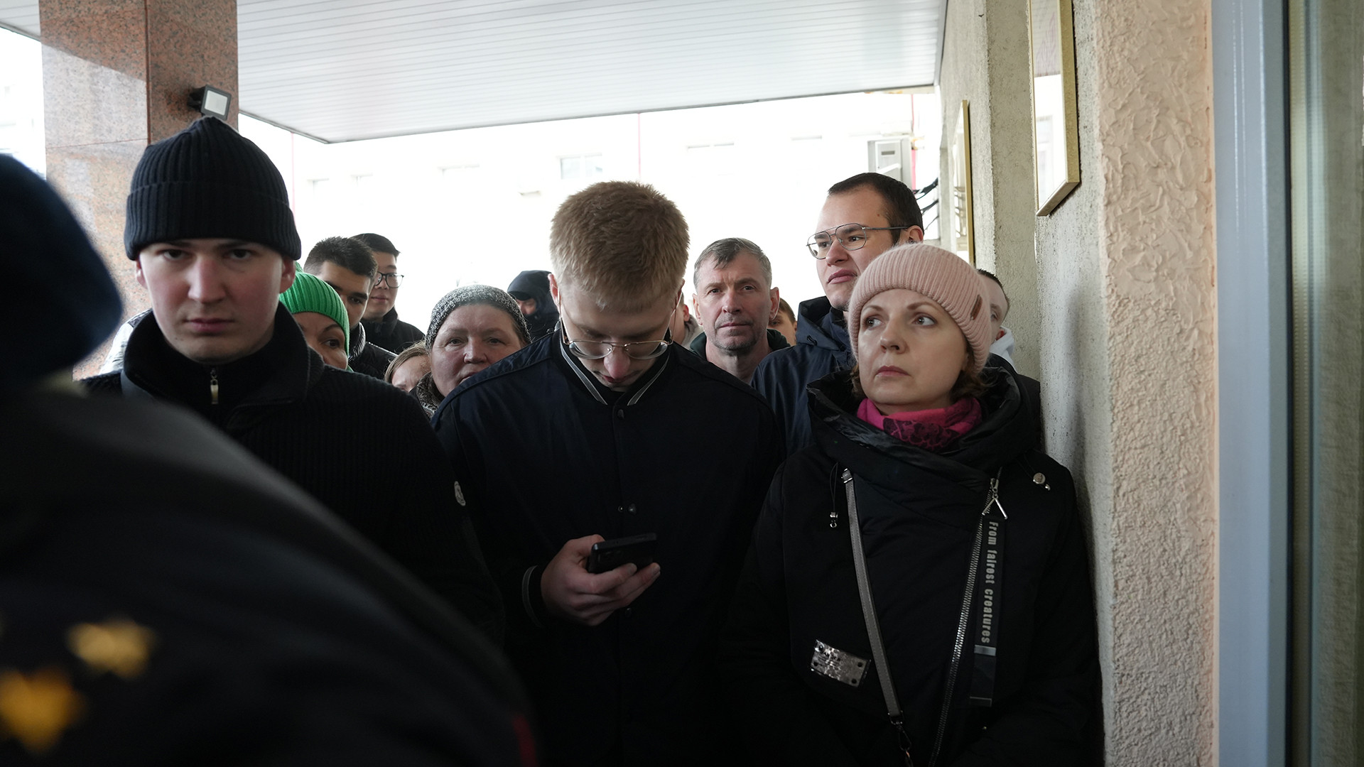 Hiến máu xong, có người không ra về ngay mà ở lại làm tình nguyện viên. Ảnh: XUÂN HƯNG