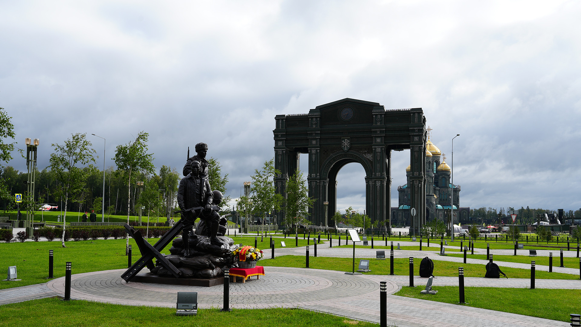 Đài tưởng niệm khắc họa hình ảnh các chiến sĩ tình nguyện quốc tế Việt Nam đang chốt giữ tại vị trí phòng thủ và chiến đấu trong trận đánh bảo vệ Moskva.