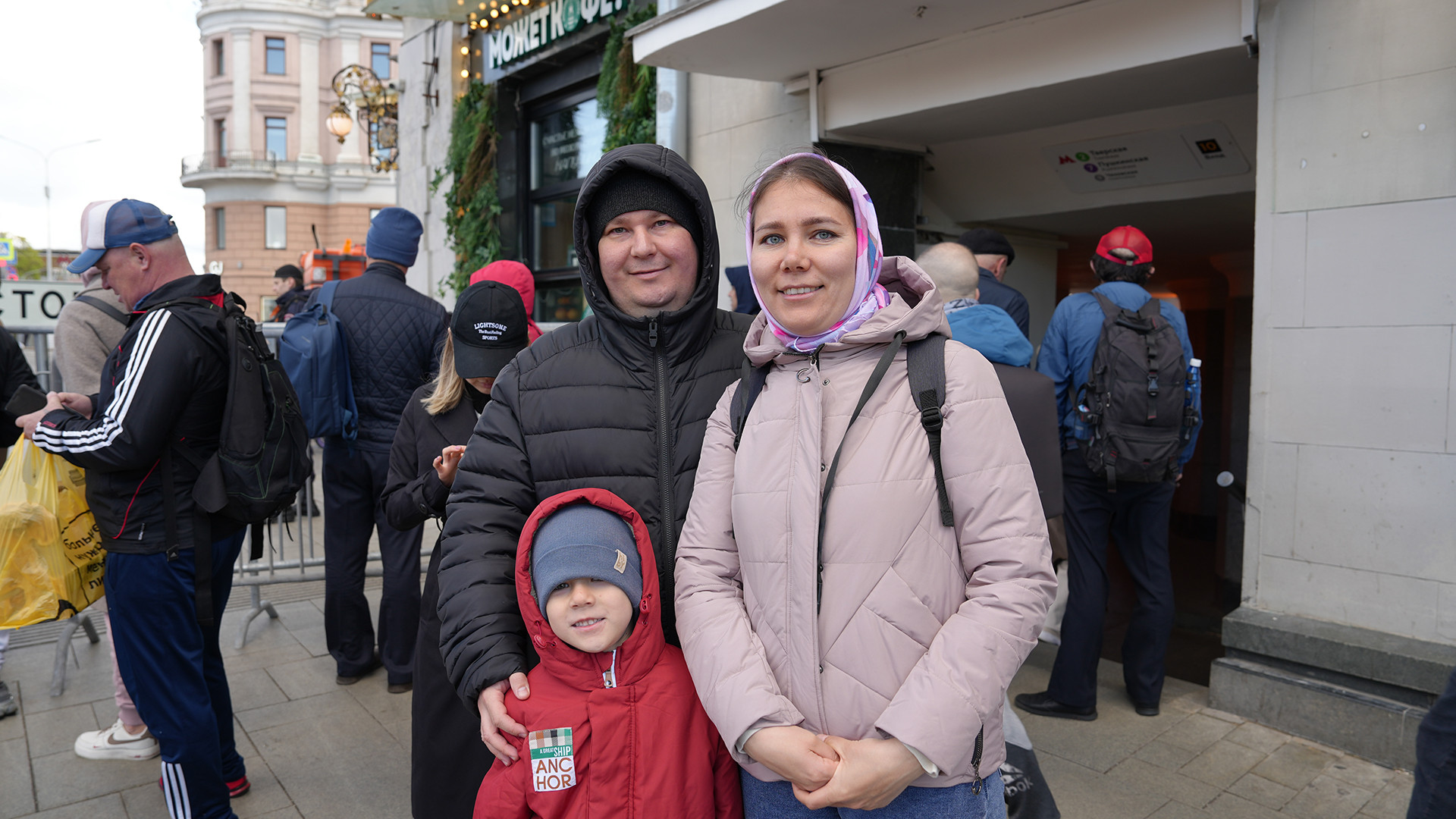 Gia đình chị Elena hào hứng khi lần đầu tới thủ đô xem duyệt binh. (Ảnh: XUÂN HƯNG)