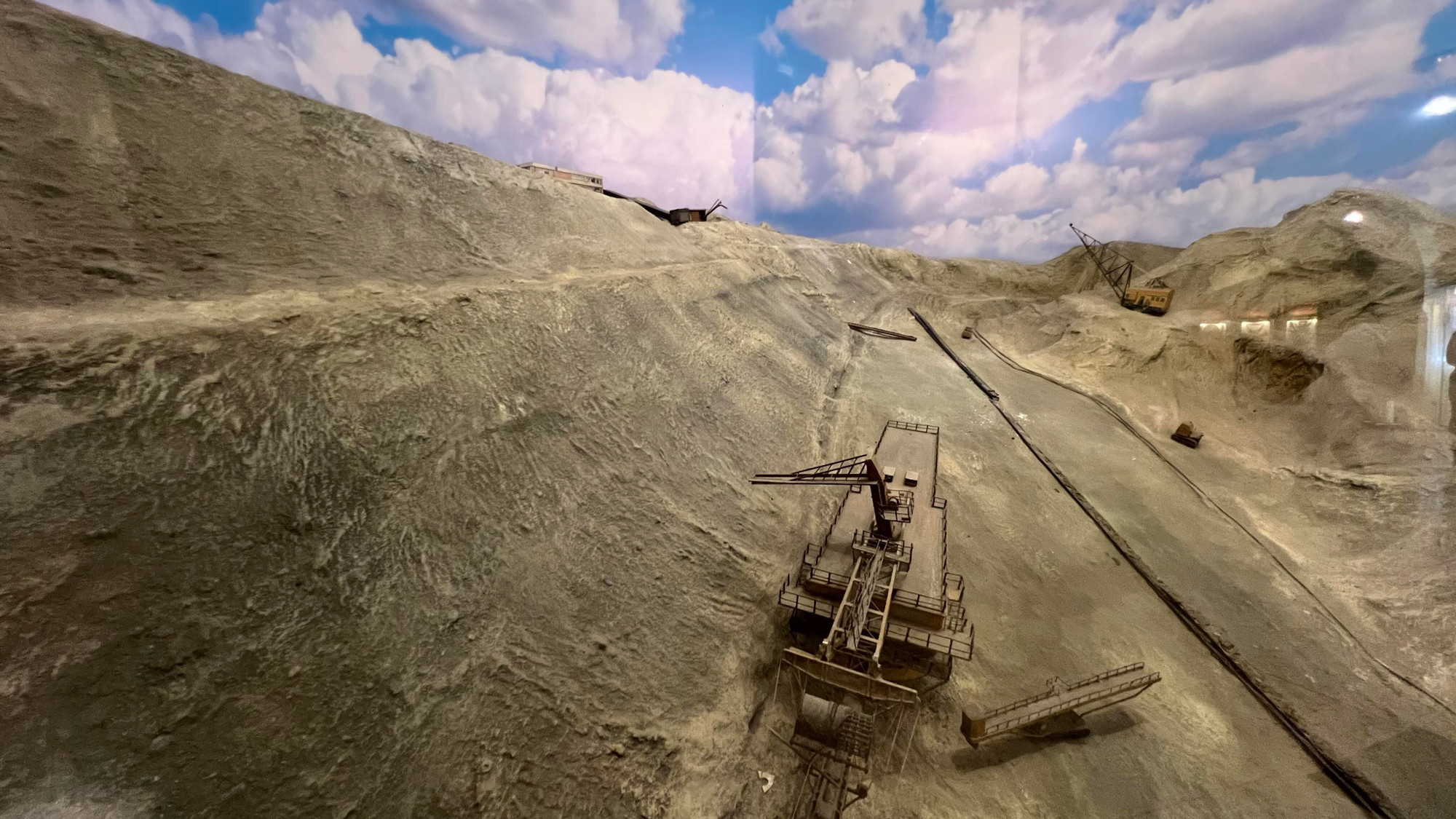 Trong khuôn viên bảo tàng còn có mô hình tái hiện mỏ khai thác hổ phách với những nét chân thực sinh động.