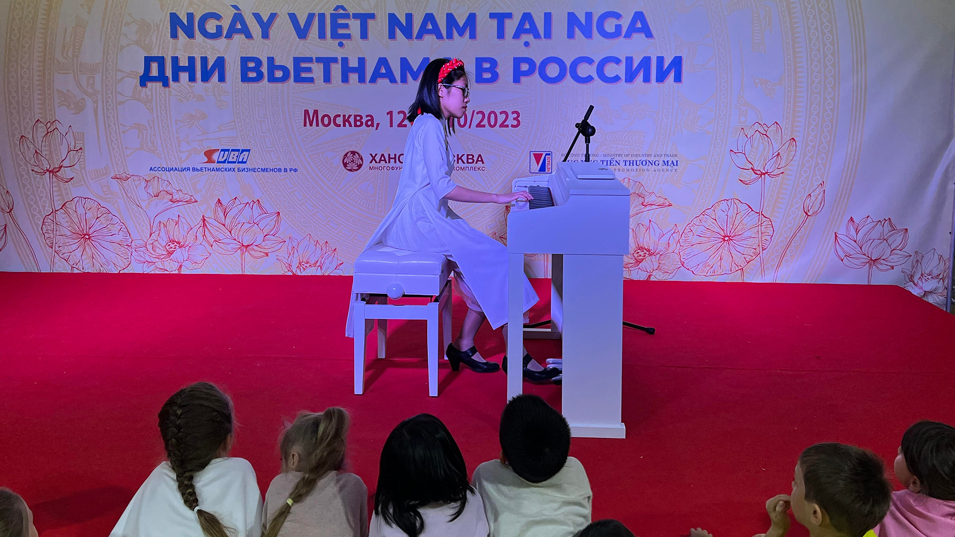 Tiết mục biểu diễn đàn piano "Trống cơm". Tiết mục biểu diễn đàn piano "Trống cơm".