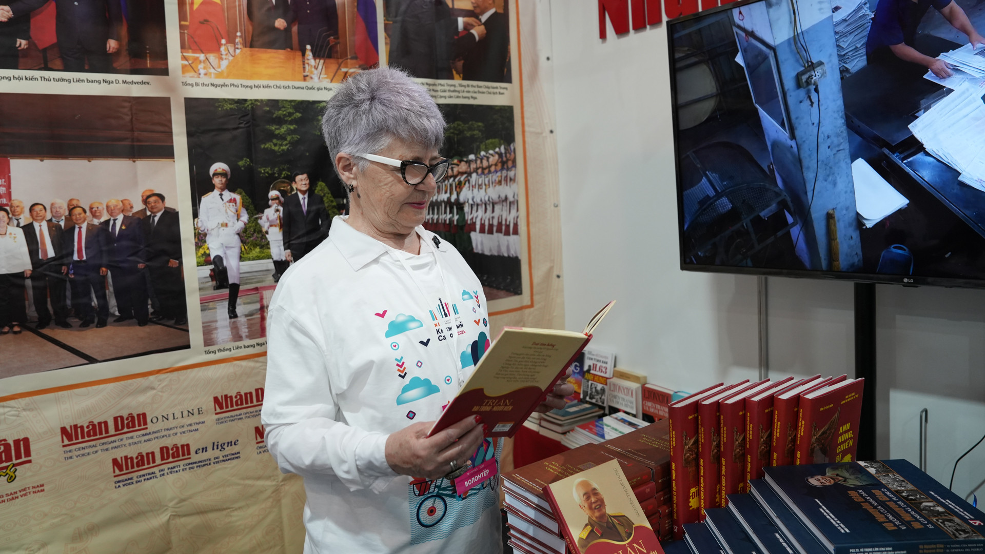 Dừng lại khá lâu bên giá sách về Chiến thắng Điện Biên Phủ và Đại tướng Võ Nguyên Giáp, bà Ludmila không rời mắt khỏi những hình ảnh về Chiến thắng lẫy lừng và vị tướng tài năng của dân tộc Việt Nam. Bà Ludmila xúc động chia sẻ, bà đã đọc rất nhiều về đất nước, nhân dân Việt Nam Anh hùng, cũng như công cuộc xây dựng và bảo vệ Tổ quốc Việt Nam.