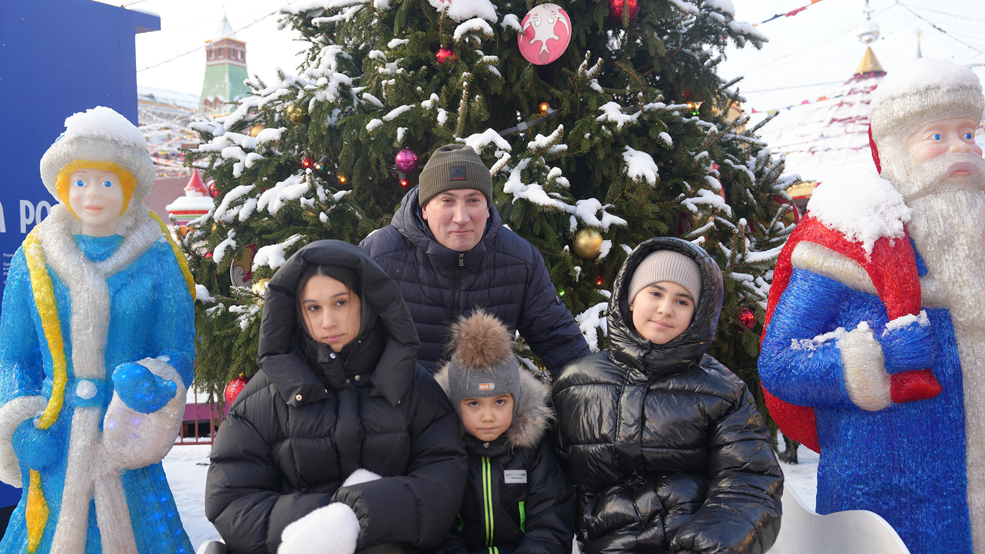 Gia đình người dân Moskva tranh thủ ghi lại khoảng khắc đáng nhớ trên Quảng trường Đỏ trước khi bước sang năm mới 2025.