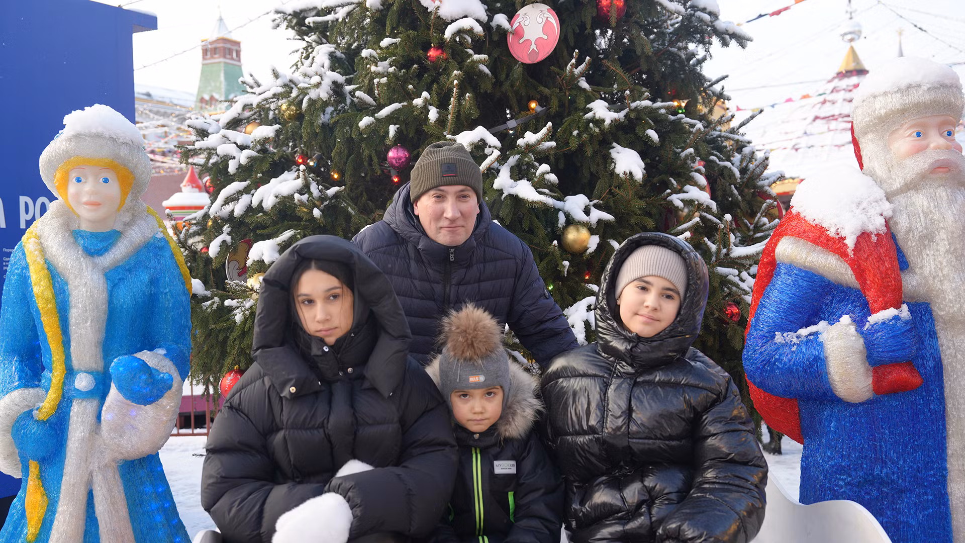 Gia đình người dân Moskva tranh thủ ghi lại khoảng khắc đáng nhớ trên Quảng trường Đỏ trước khi bước sang năm mới 2025.