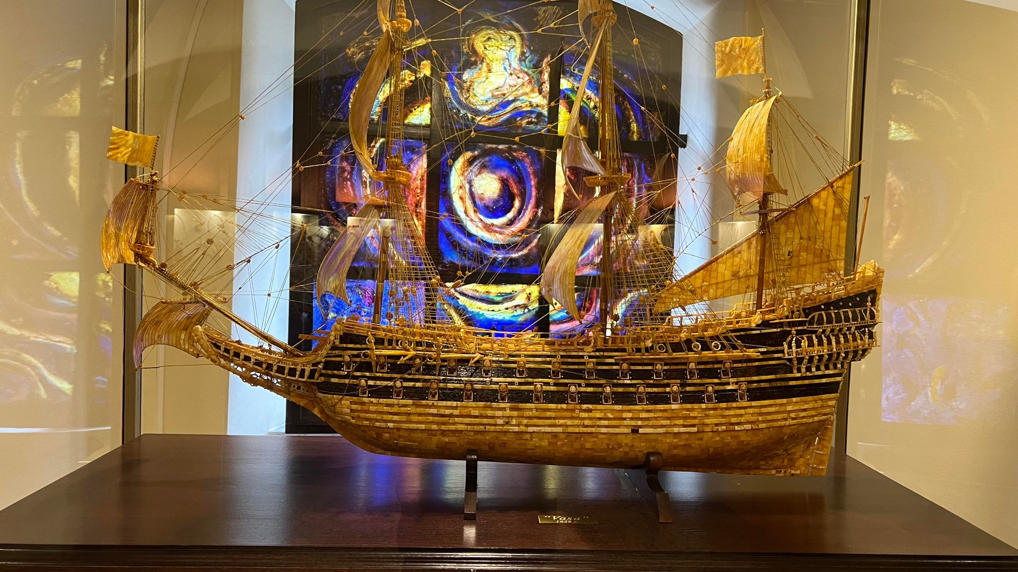 Đây là mô hình tàu quân sự VASA của Thụy Điển với vật liệu chính là hổ phách, là món quà của ông Y.S.Kajoyan - công dân danh dự thành phố Kaliningrad tặng Bảo tàng năm 2007.