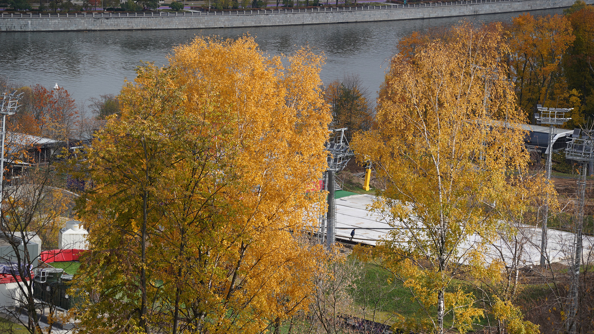 Dọc bờ sông Moskva ngập trong sắc thu vàng.