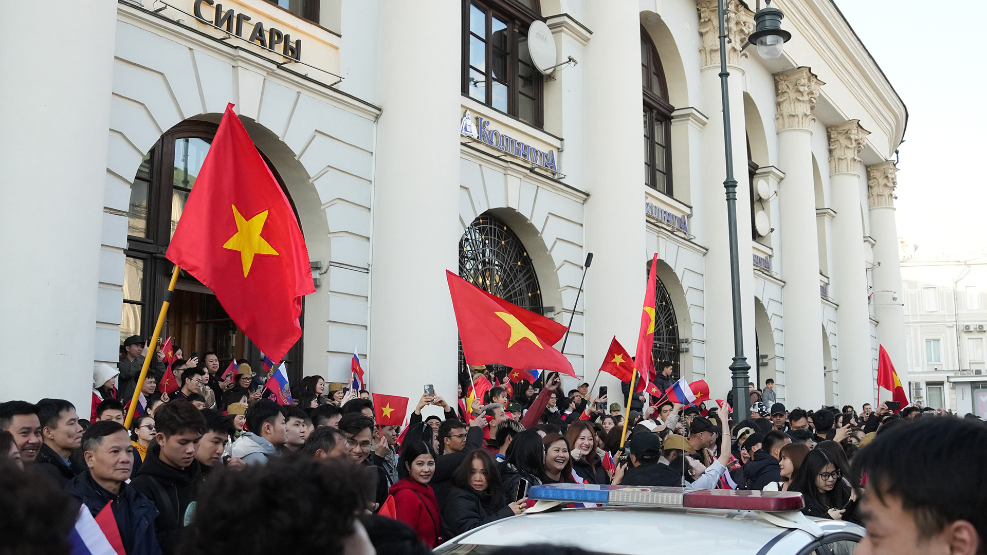 Theo đó, khi xe chở đoàn từ khu nghỉ ngơi đến nơi hợp luyện vừa dừng lại, người dân Việt Nam đã vây quanh, hát vang bài hát "Như có Bác Hồ trong ngày vui đại thắng".