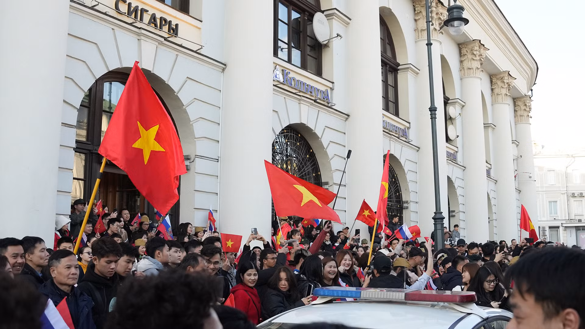 Theo đó, khi xe chở đoàn từ khu nghỉ ngơi đến nơi hợp luyện vừa dừng lại, người dân Việt Nam đã vây quanh, hát vang bài hát "Như có Bác Hồ trong ngày vui đại thắng".