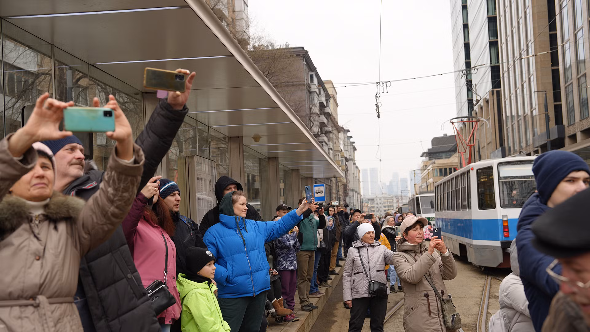 Các thế hệ xe điện khác nhau nối đuôi nhau cơ động với tốc độ chậm trong tiếng vỗ tay, hò reo của người dân.