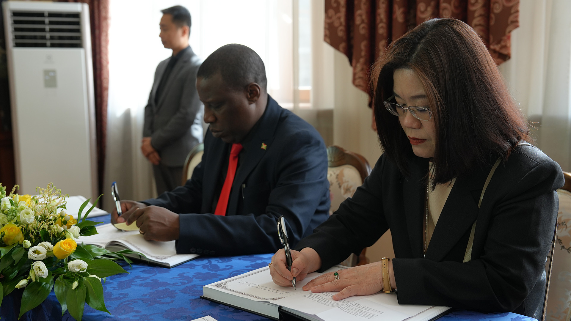 Đại diện Đại sứ quán Thái Lan tại Liên bang Nga viếng và ghi sổ tang Tổng Bí thư Nguyễn Phú Trọng.