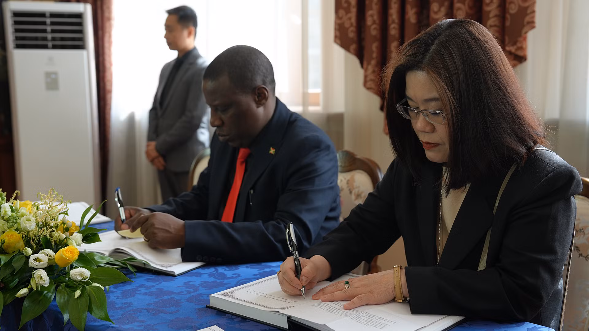 Đại diện Đại sứ quán Thái Lan tại Liên bang Nga viếng và ghi sổ tang Tổng Bí thư Nguyễn Phú Trọng.