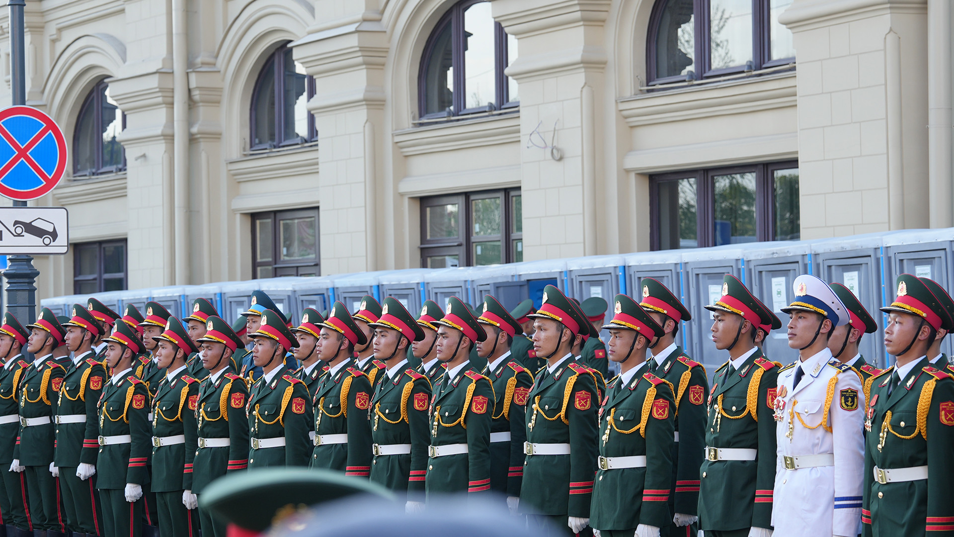 Thời gian qua, các chiến sĩ đã có những ngày tập luyện với cường độ cao dưới thời tiết có nhiều biến động tại Nga, thậm chí có thời điểm tuyết rơi dày phủ kín, tuy nhiên họ vẫn nỗ lực, khắc phục để hoàn thành xuất sắc nhiệm vụ.