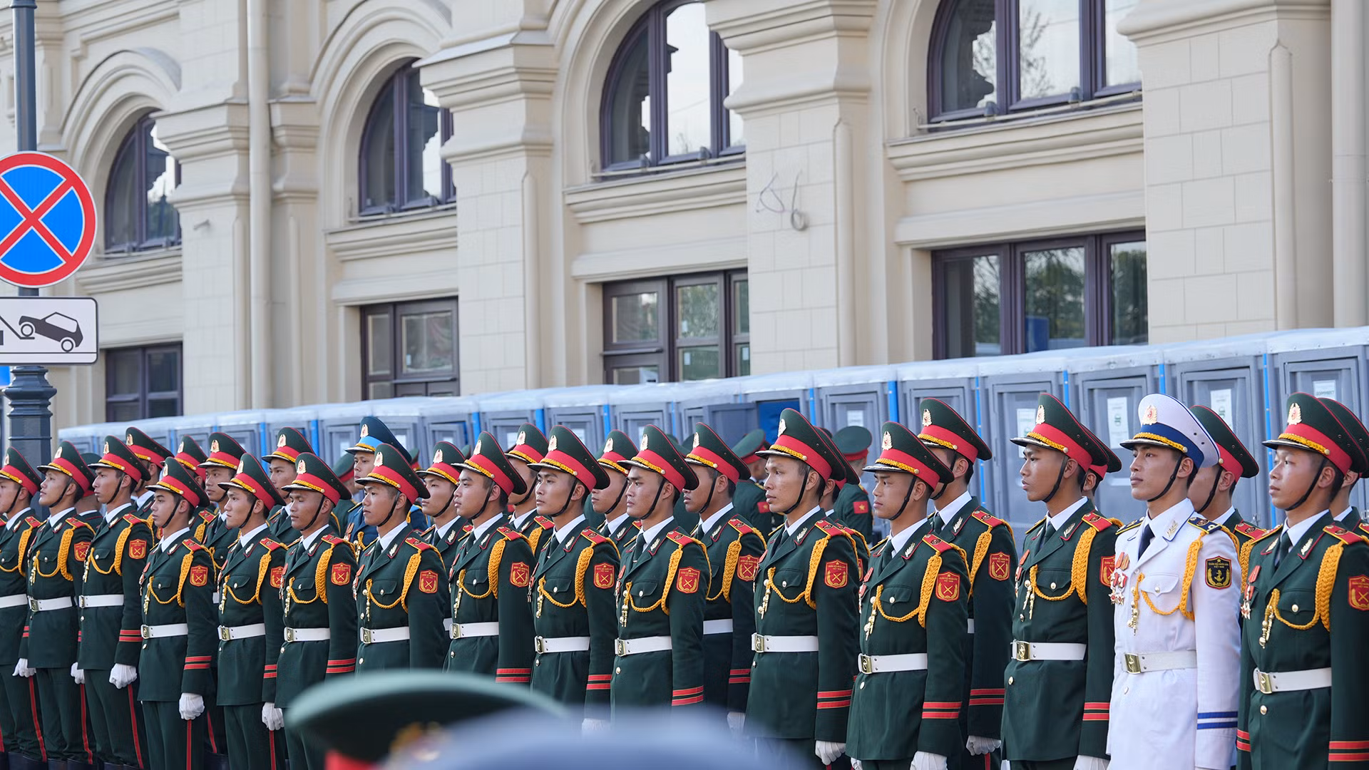 Thời gian qua, các chiến sĩ đã có những ngày tập luyện với cường độ cao dưới thời tiết có nhiều biến động tại Nga, thậm chí có thời điểm tuyết rơi dày phủ kín, tuy nhiên họ vẫn nỗ lực, khắc phục để hoàn thành xuất sắc nhiệm vụ.
