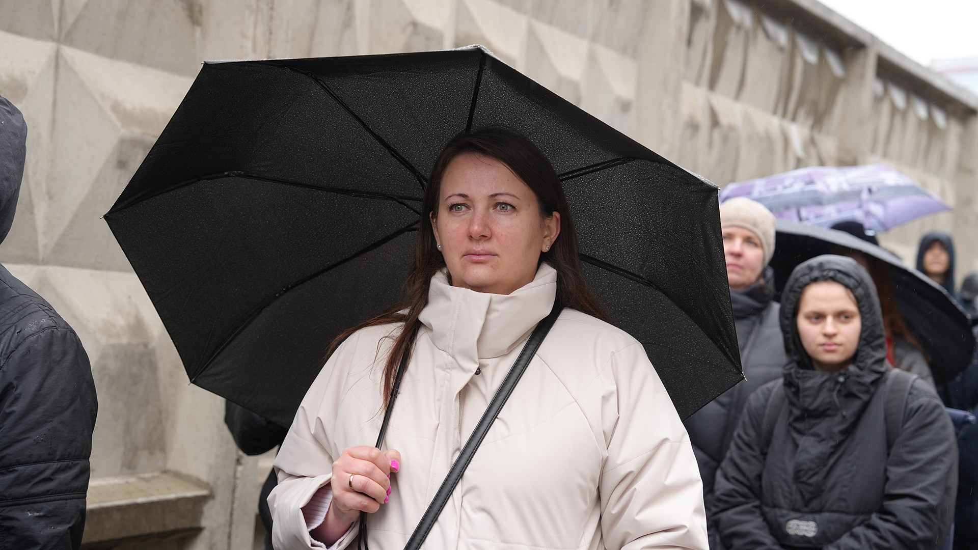 Nhiều người vô cùng đau buồn. Ảnh: XUÂN HƯNG