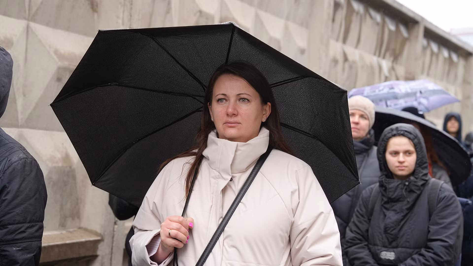 Nhiều người vô cùng đau buồn. Ảnh: XUÂN HƯNG