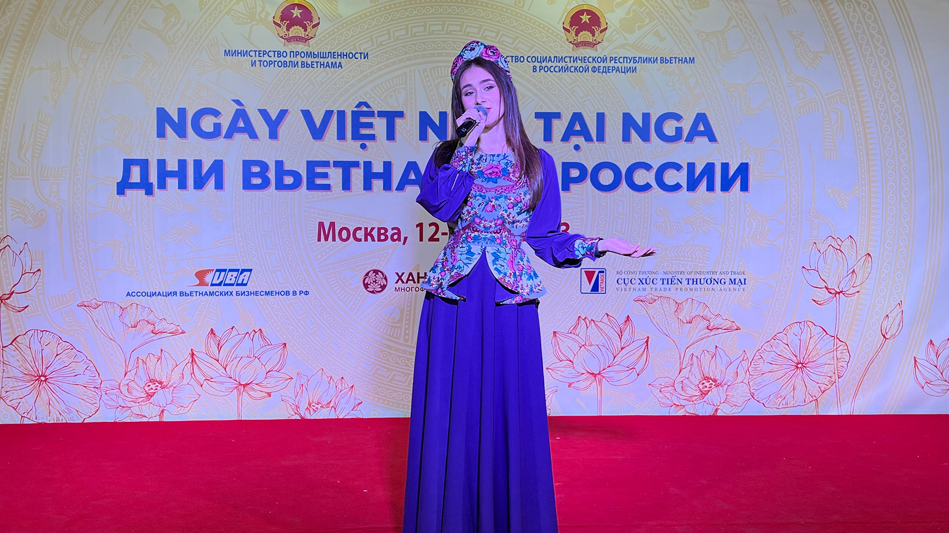 Tham gia biểu diễn còn có những nghệ sĩ Nga. Họ cho biết, rất ấn tượng với các điệu múa của Việt Nam. Tham gia biểu diễn còn có những nghệ sĩ Nga. Họ cho biết, rất ấn tượng với các điệu múa của Việt Nam.