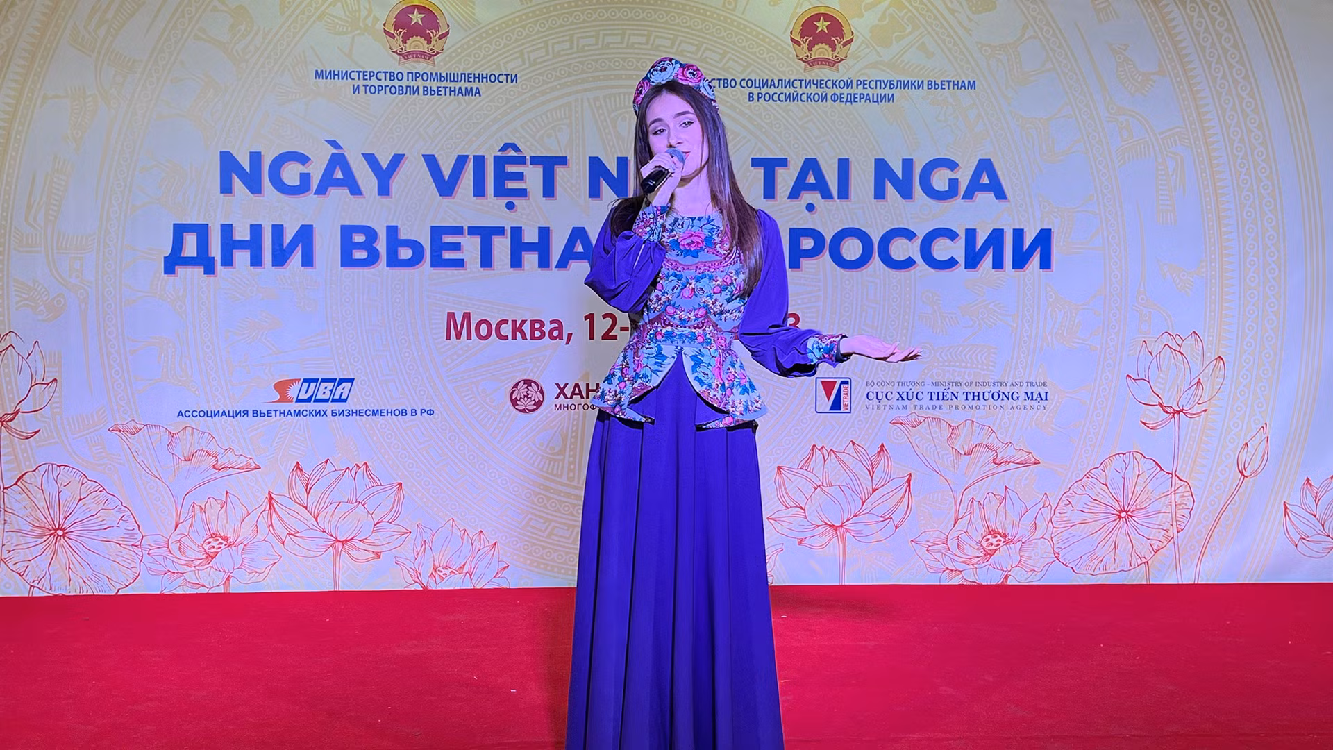 Tham gia biểu diễn còn có những nghệ sĩ Nga. Họ cho biết, rất ấn tượng với các điệu múa của Việt Nam.