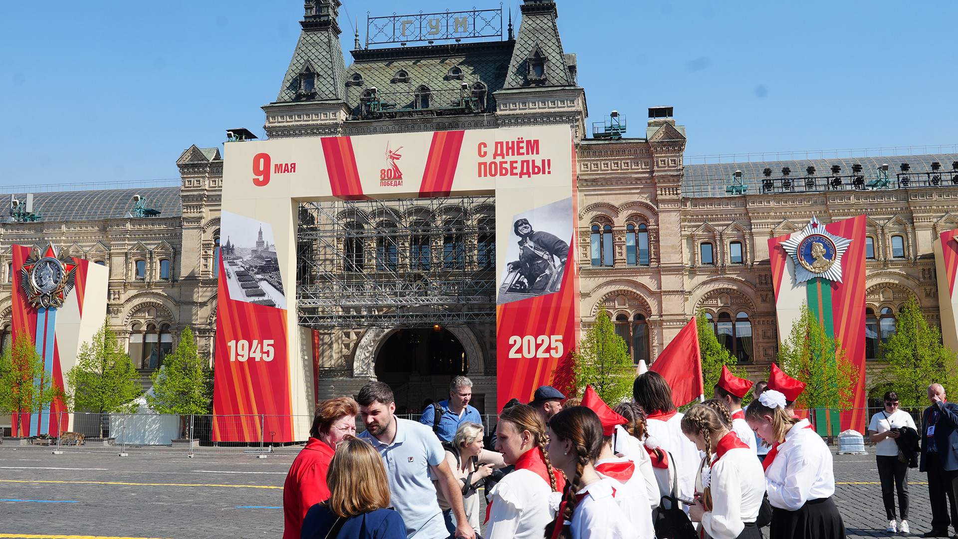 Trong đoàn người xếp hàng có nhiều đoàn viên Komsomol. Tất cả các em đều có cảm xúc chung, đó là lòng kính yêu, biết ơn đối với nhà tư tưởng vĩ đại, nhà lý luận chính trị kiệt xuất.