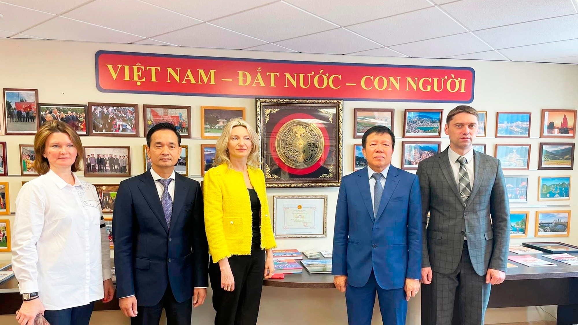 Toàn cảnh phòng trưng bày “Việt Nam-Đất nước-Con người. (Ảnh: Hội người Việt Nam tại tỉnh Sverdlovsk)