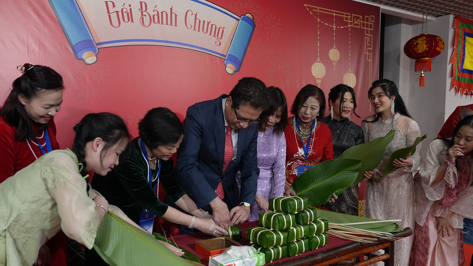 Đại sứ cùng bà con kiều bào gói bánh chưng.