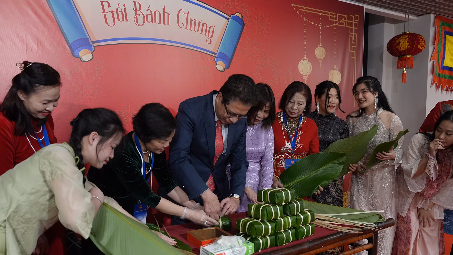 Đại sứ cùng bà con kiều bào gói bánh chưng.