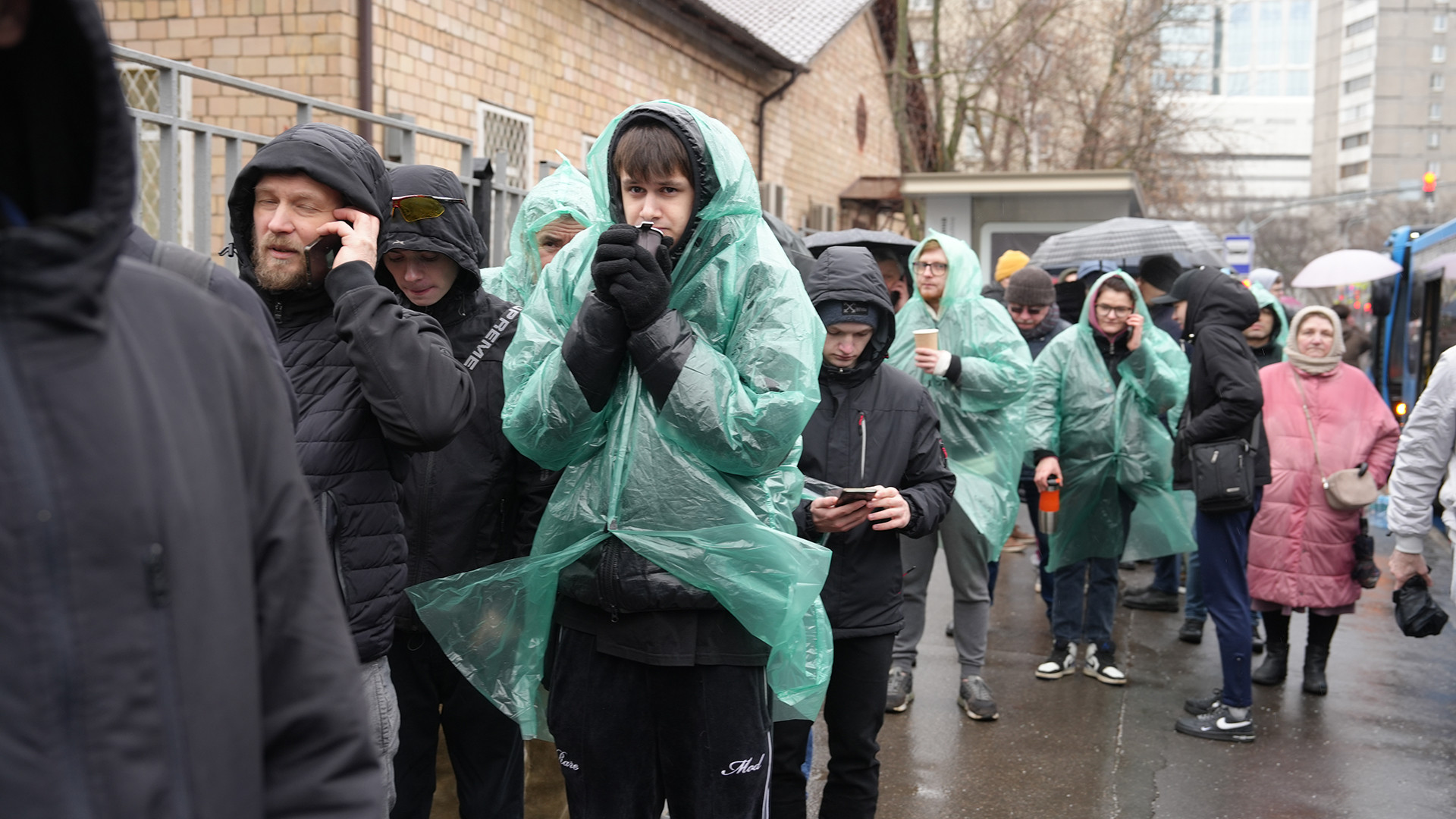 Số người thiệt mạng trong vụ tấn công khủng bố đã tăng lên hơn 100 người và con số này dự kiến còn tăng thêm do nhiều nạn nhân bị thương vẫn đang trong tình trạng nguy kịch. Ảnh: XUÂN HƯNG