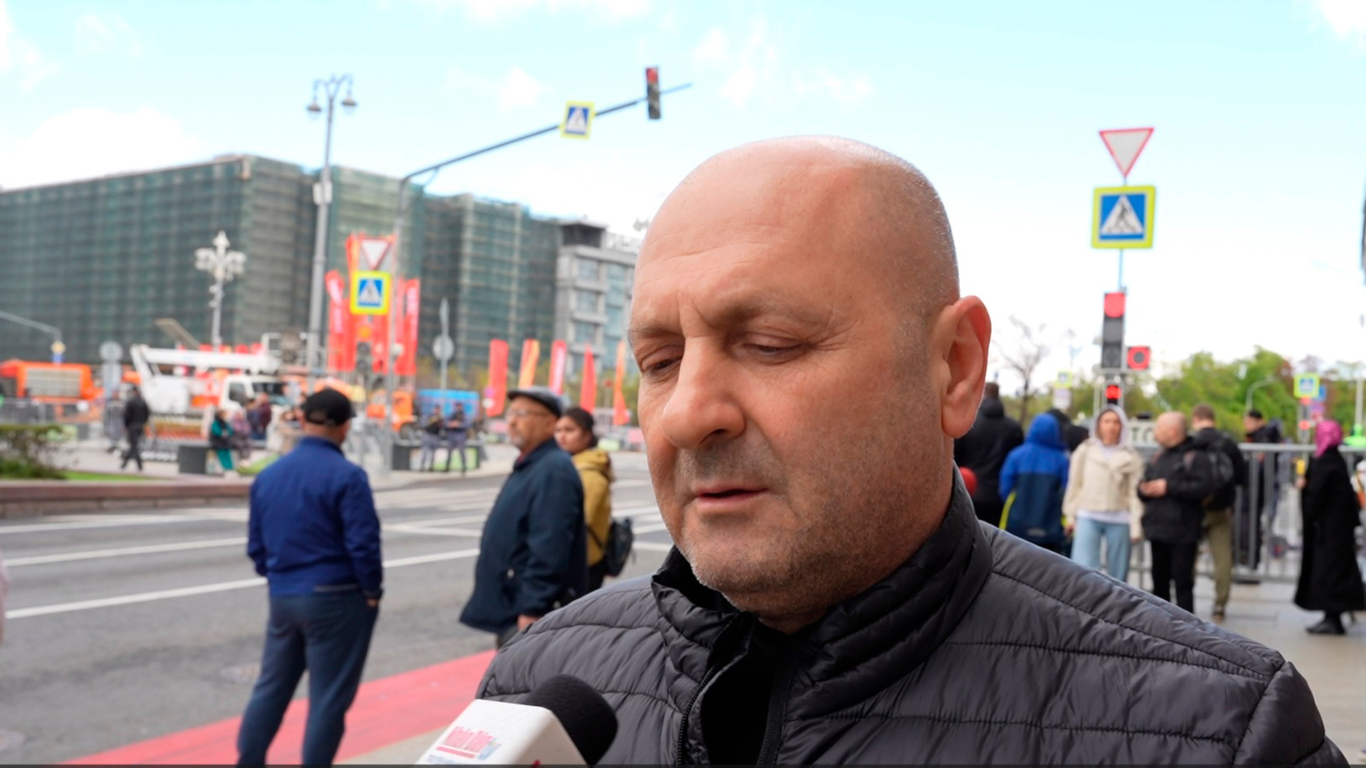 Anh Karan xúc động khi nhắc lại những ký ức hào hùng của cha ông mình. (Ảnh: XUÂN HƯNG)