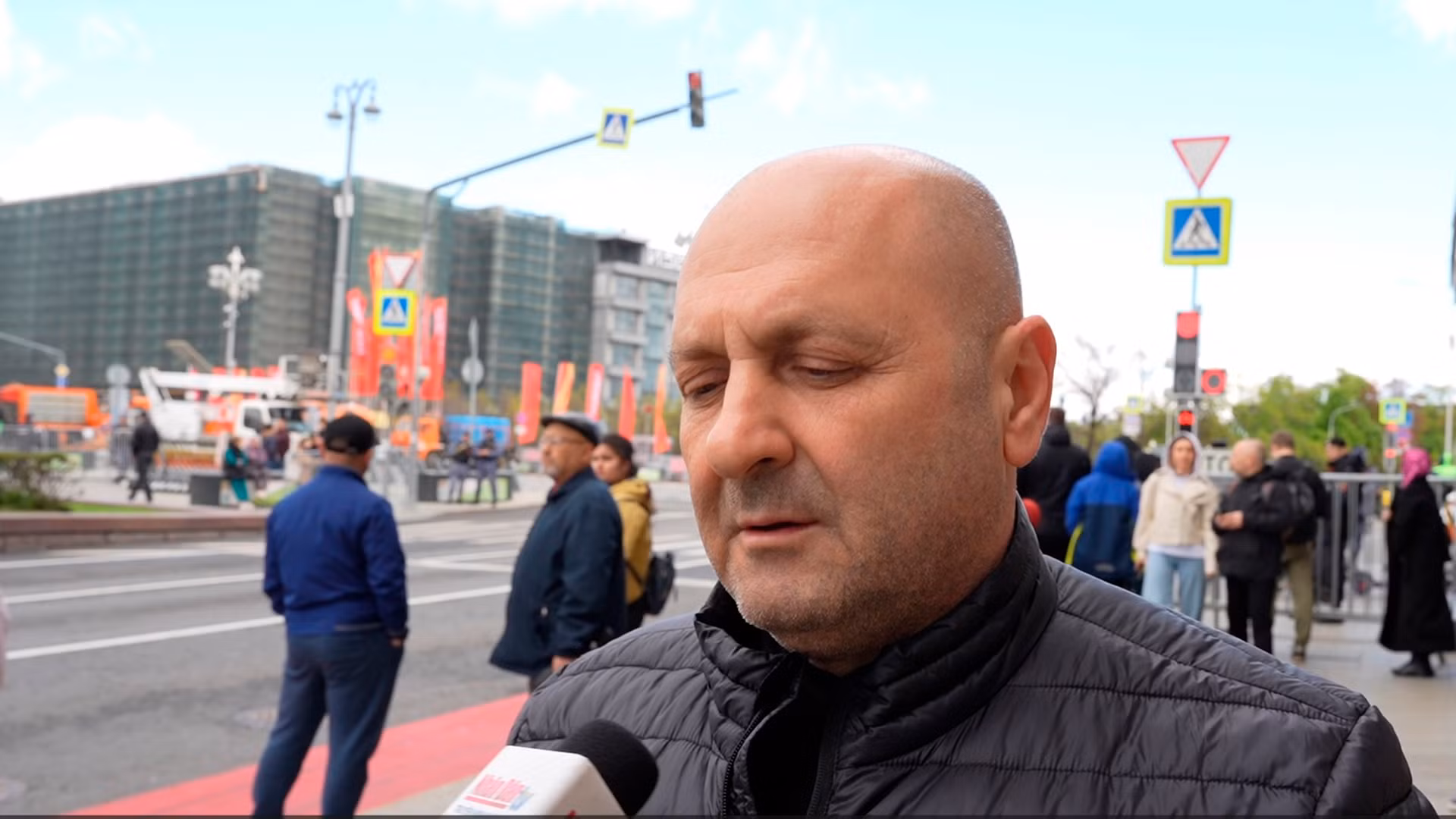 Anh Karan xúc động khi nhắc lại những ký ức hào hùng của cha ông mình. (Ảnh: XUÂN HƯNG)