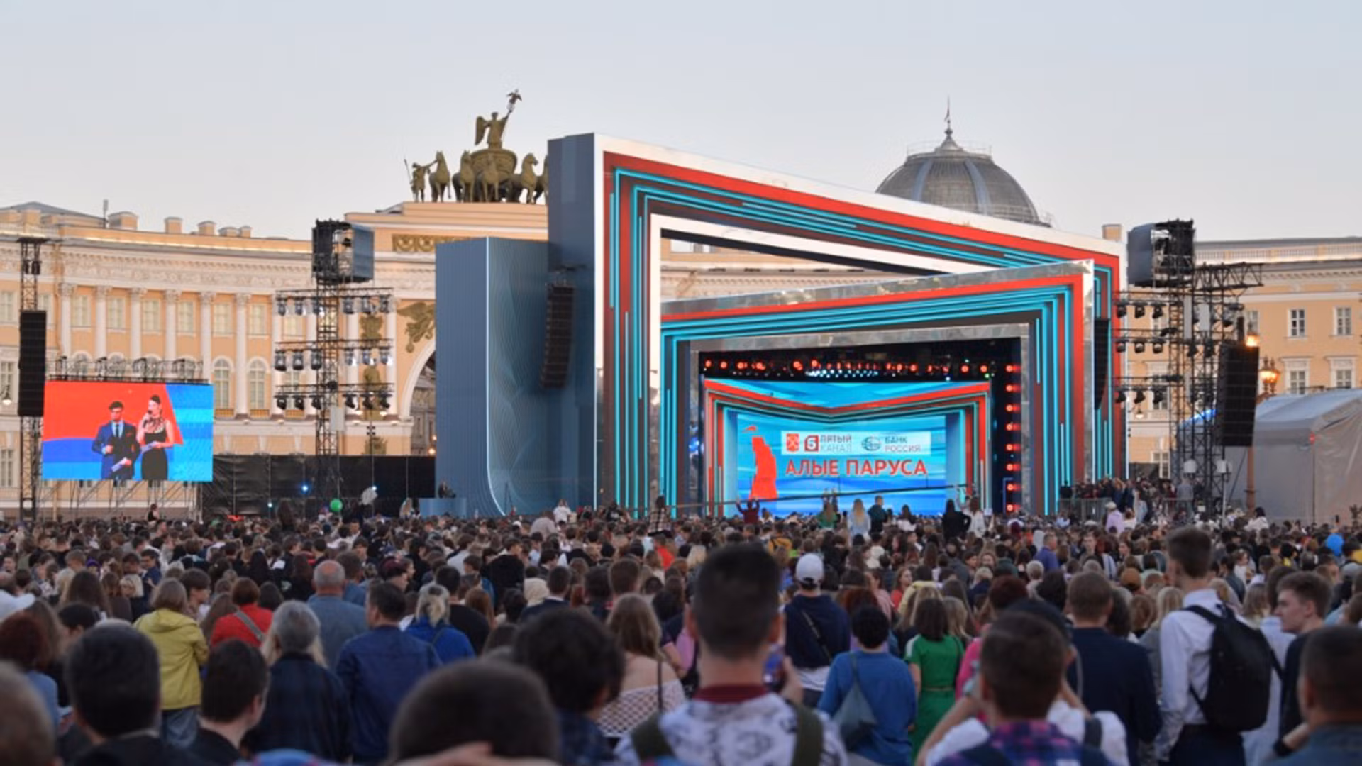 Sự kiện thường bắt đầu tại Quảng trường Cung điện. (Ảnh: RIA Novosti)