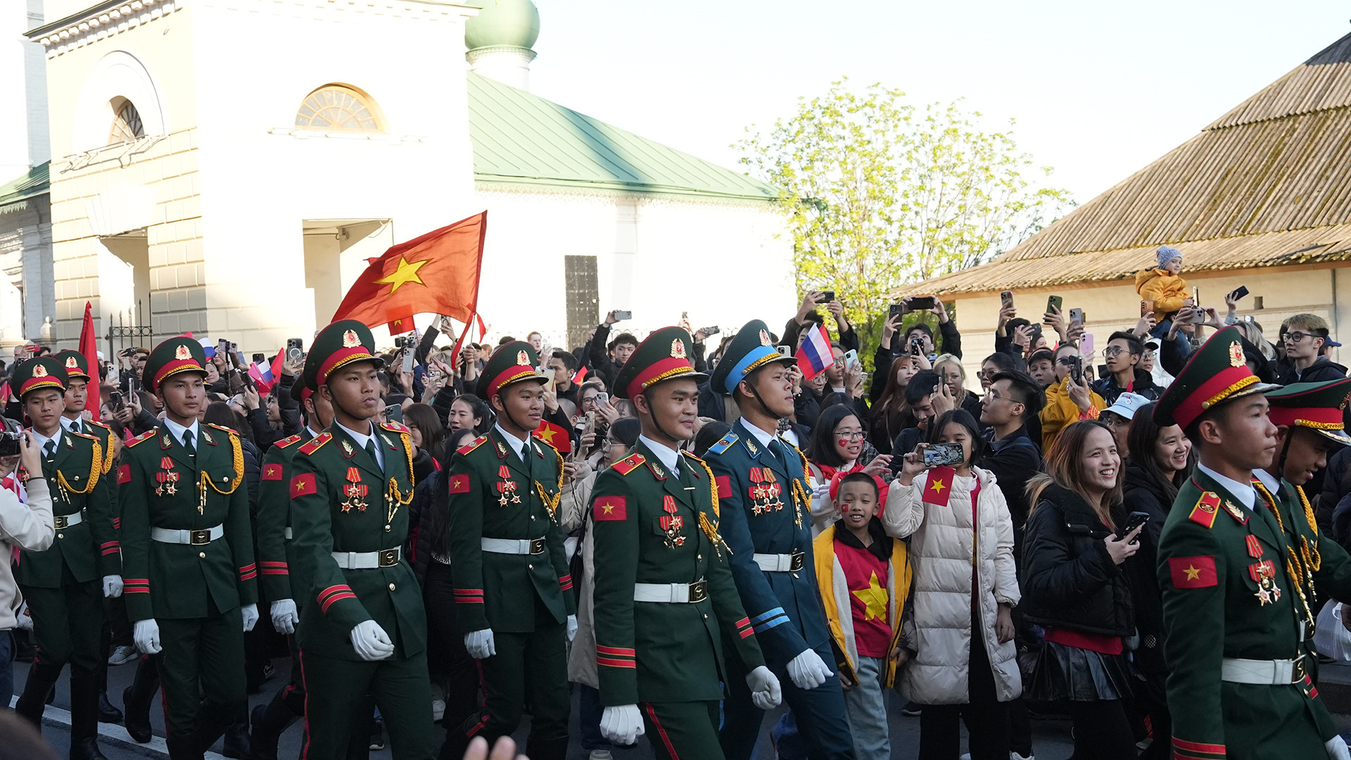 Người dân chào đón, tán dương khối quân nhân Quân đội nhân dân Việt Nam tham gia hợp luyện chuẩn bị cho Lễ duyệt binh ngày 9/5 khi họ đi ngang qua. Đoàn nhận nhiều chú ý với đội hình đồng đều cao từ 1m80 trở lên, thể hình cân đối, tác phong nghiêm nghị.