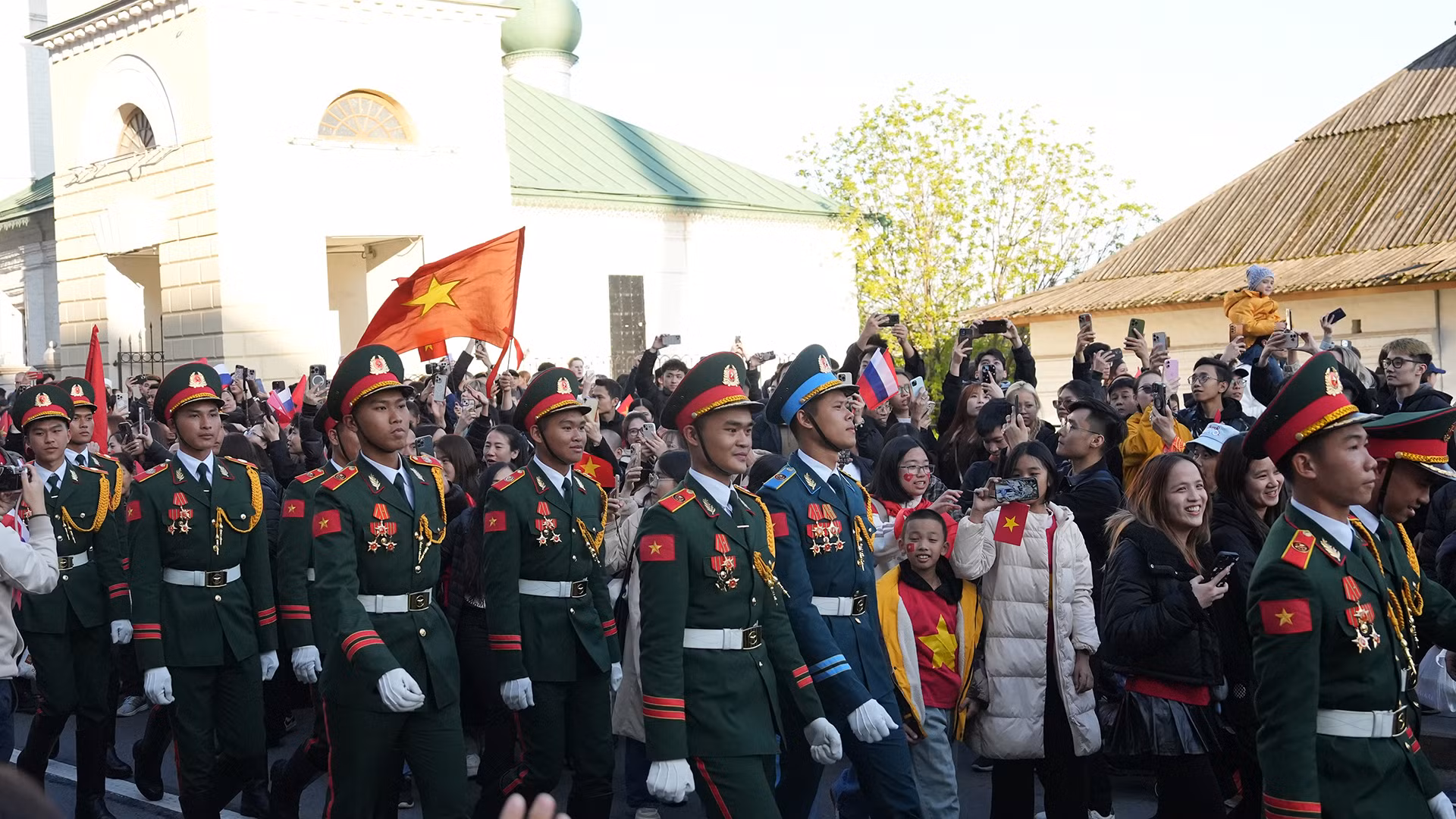 Người dân chào đón, tán dương khối quân nhân Quân đội nhân dân Việt Nam tham gia hợp luyện chuẩn bị cho Lễ duyệt binh ngày 9/5 khi họ đi ngang qua. Đoàn nhận nhiều chú ý với đội hình đồng đều cao từ 1m80 trở lên, thể hình cân đối, tác phong nghiêm nghị.