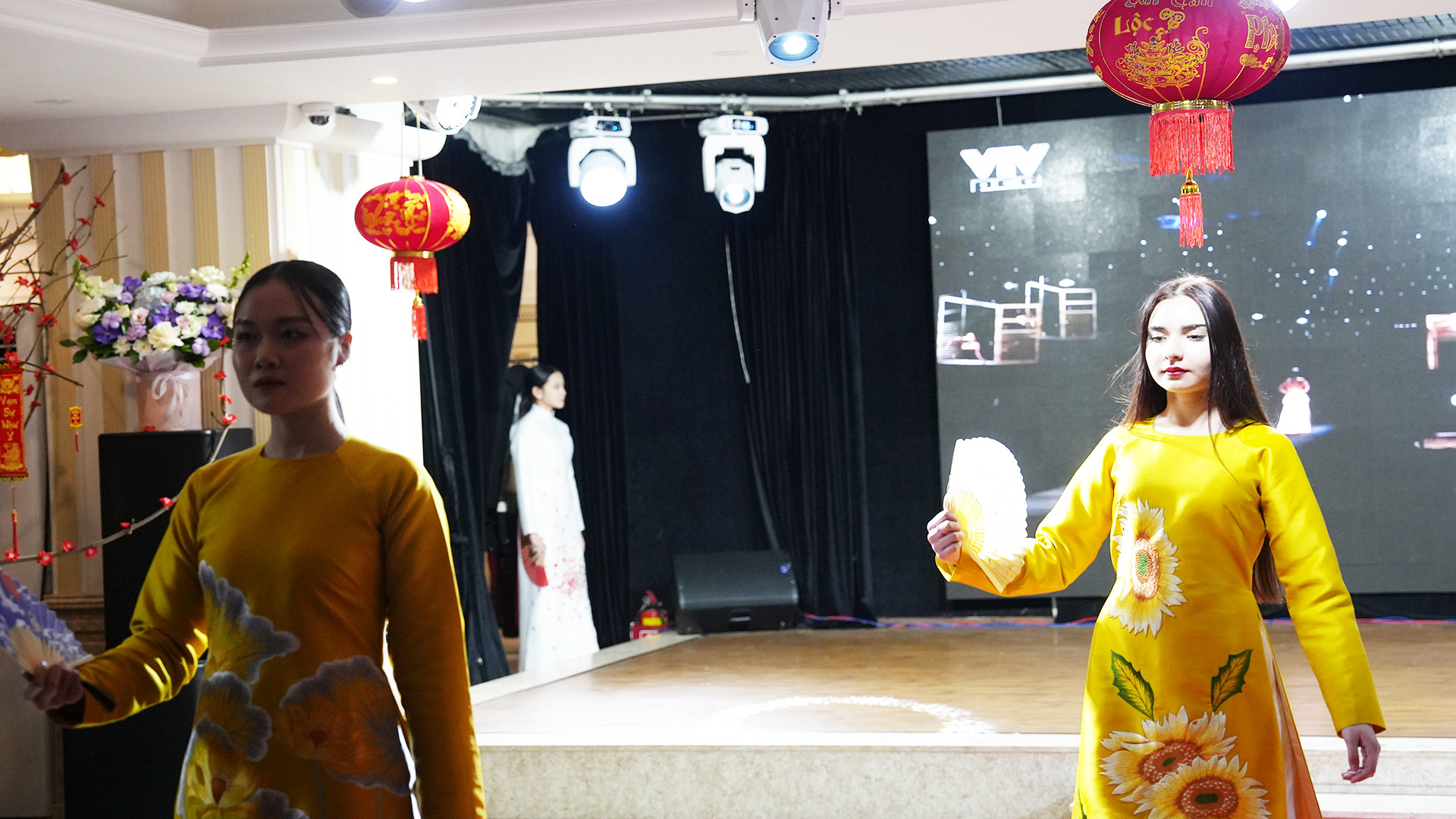 Sinh viên Nga rất ấn tượng với áo dài Việt Nam.