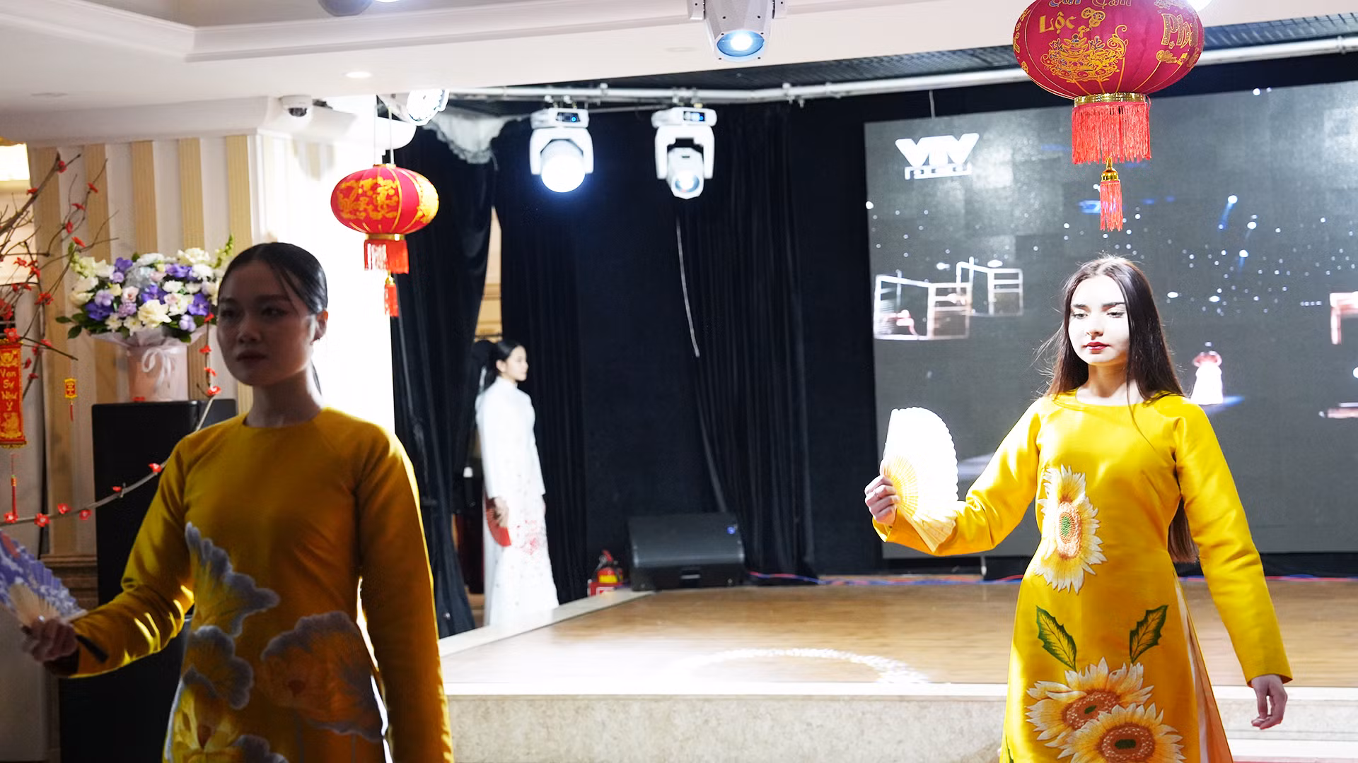 Sinh viên Nga rất ấn tượng với áo dài Việt Nam.