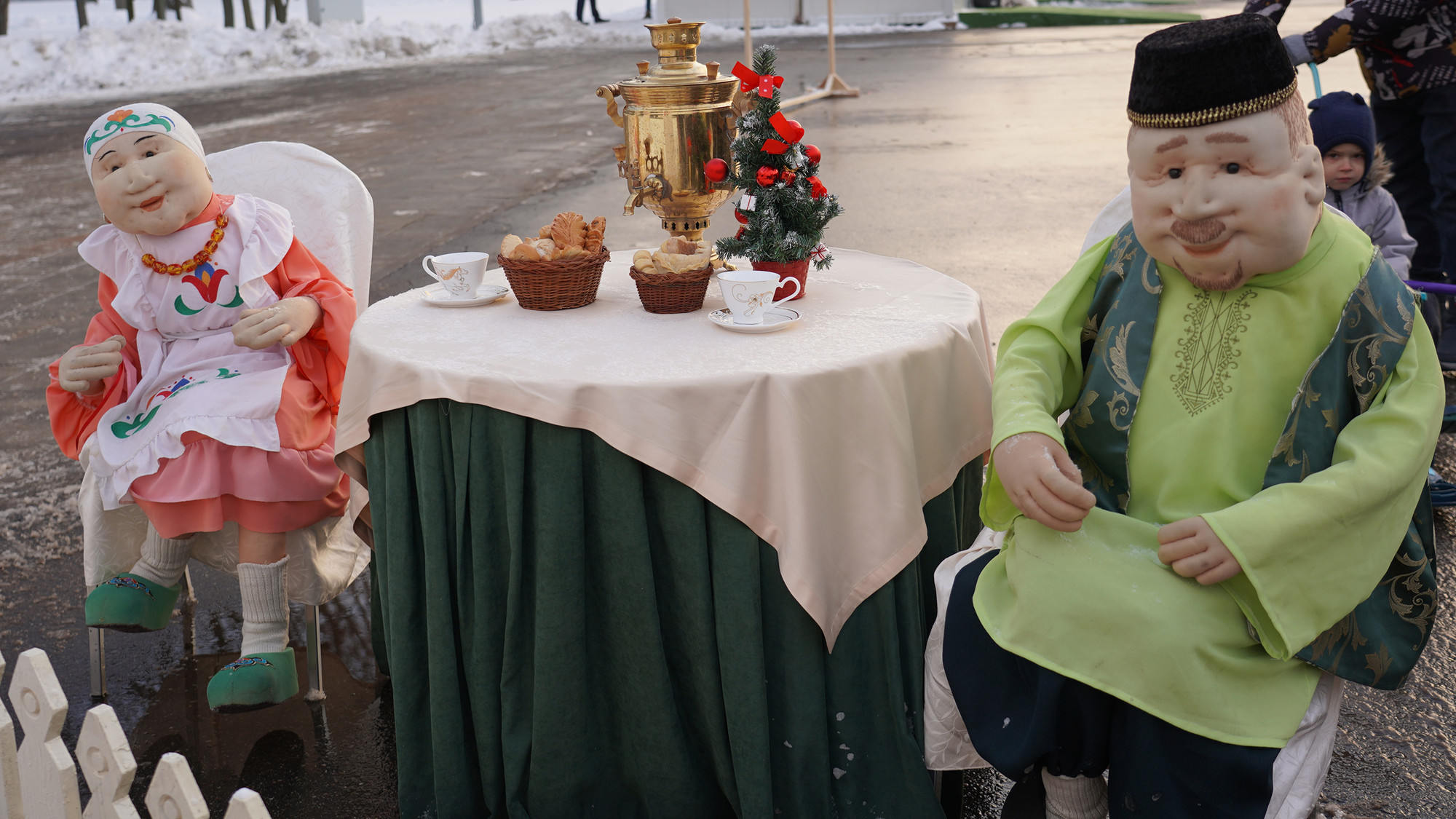 Ông Sangadzhi Tarbaev nhấn mạnh, Triển lãm và diễn đàn “Nước Nga” là cơ hội để thế hệ lớn tuổi “nhớ lại chúng ta đã từng như thế nào?” và để những người trẻ hiểu “chúng ta có thể trở thành những người như thế nào?”.