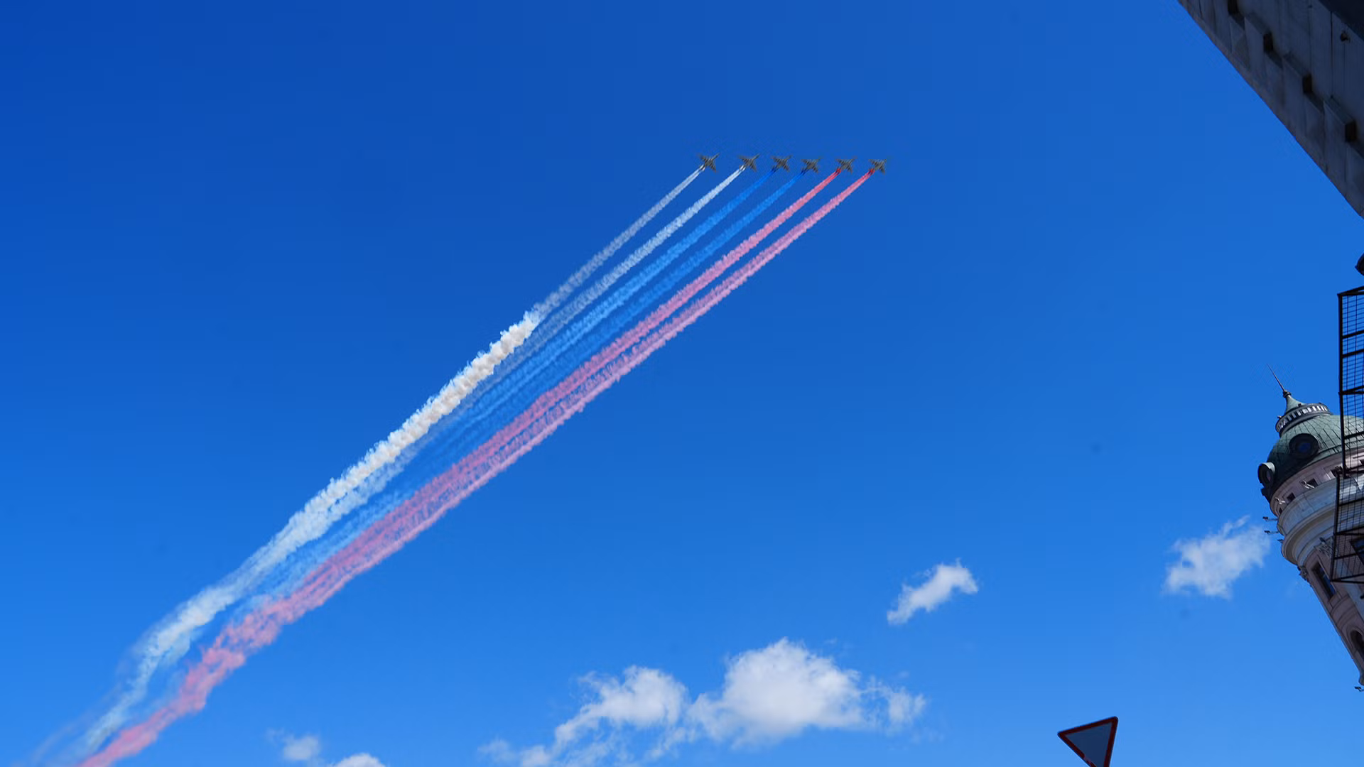 Phi đội bay trình diễn trên bầu trời Moskva. (Ảnh: XUÂN HƯNG)