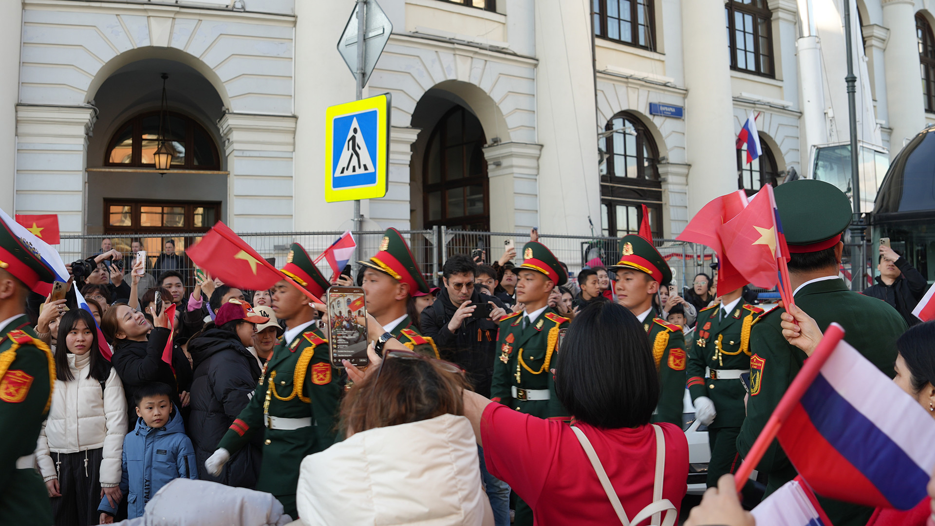Các chiến sĩ xúc động trước tình cảm ấm áp, thắm tình quân dân mà người dân Việt Nam đang sinh sống, làm việc, học tập tại "Xứ sở Bạch Dương" dành cho mình.