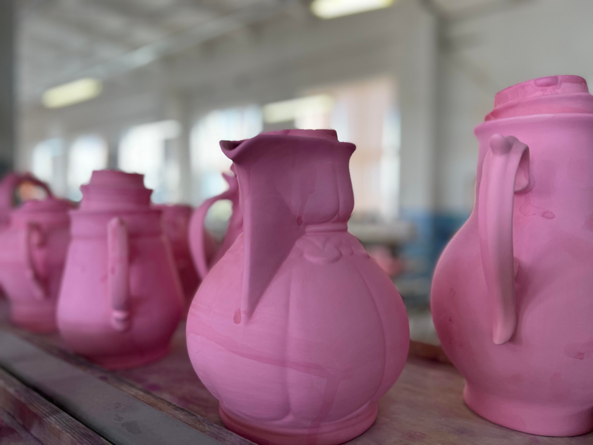 Các sản phẩm thô cần trải qua nhiều công đoạn để hoàn thiện. (Ảnh: XUÂN HƯNG)