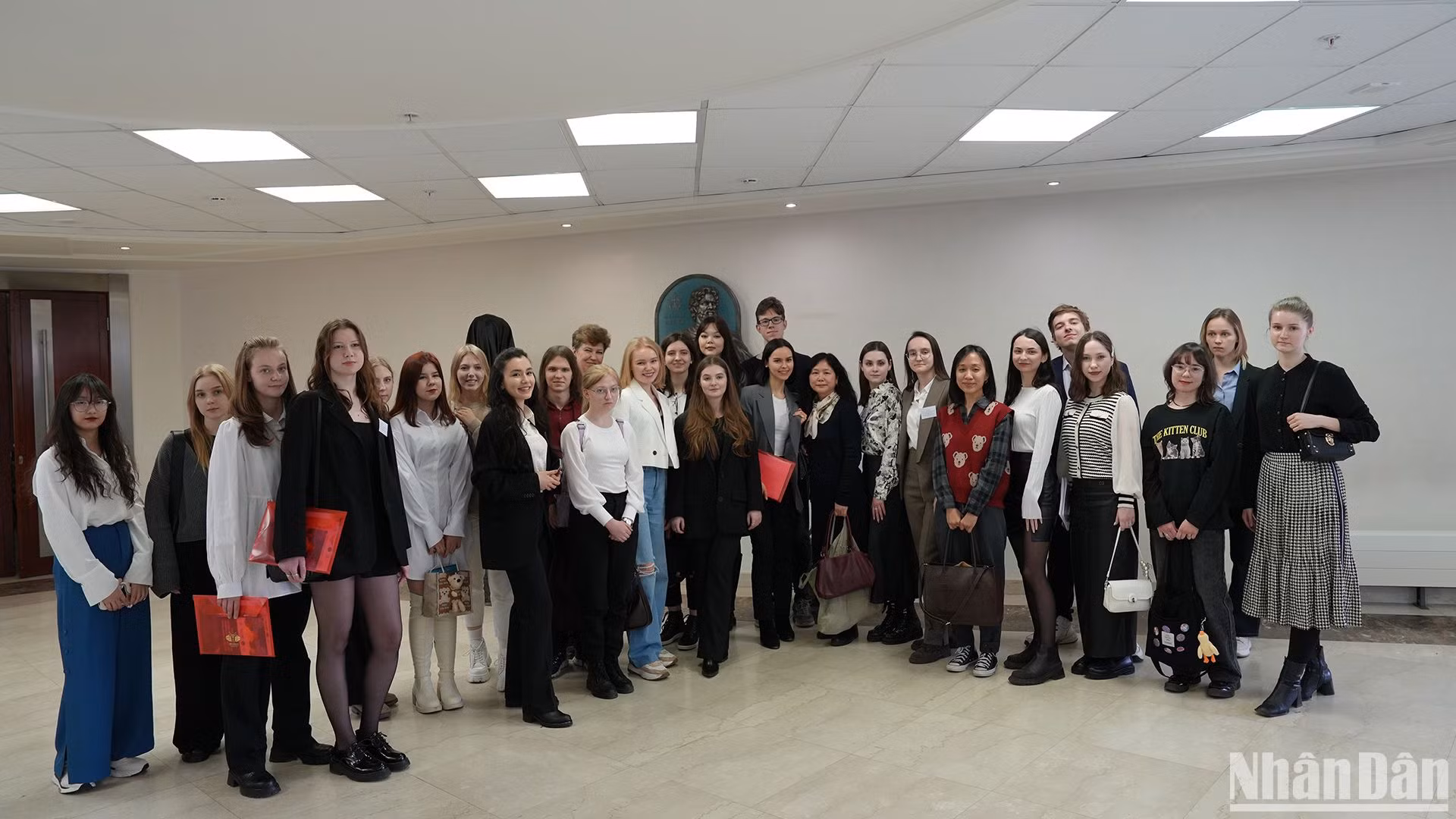 Các thí sinh Nga tham gia cuộc thi và giảng viên dạy tiếng Việt chụp ảnh lưu niệm. (Ảnh: XUÂN HƯNG)