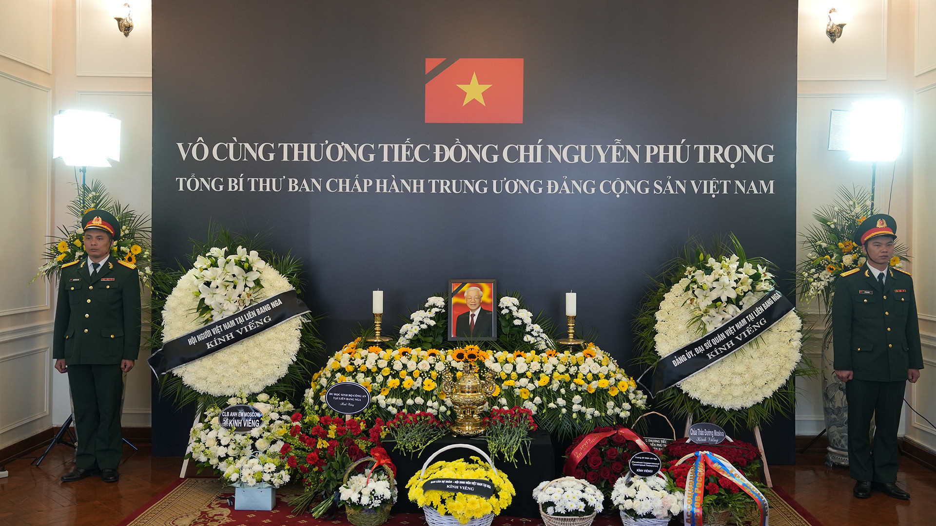 Theo Đại sứ quán Việt Nam tại Liên bang Nga, trong 2 ngày 25 và 26/7, có tổng cộng khoảng 200 đoàn đến viếng và ghi sổ tang Tổng Bí thư Nguyễn Phú Trọng.