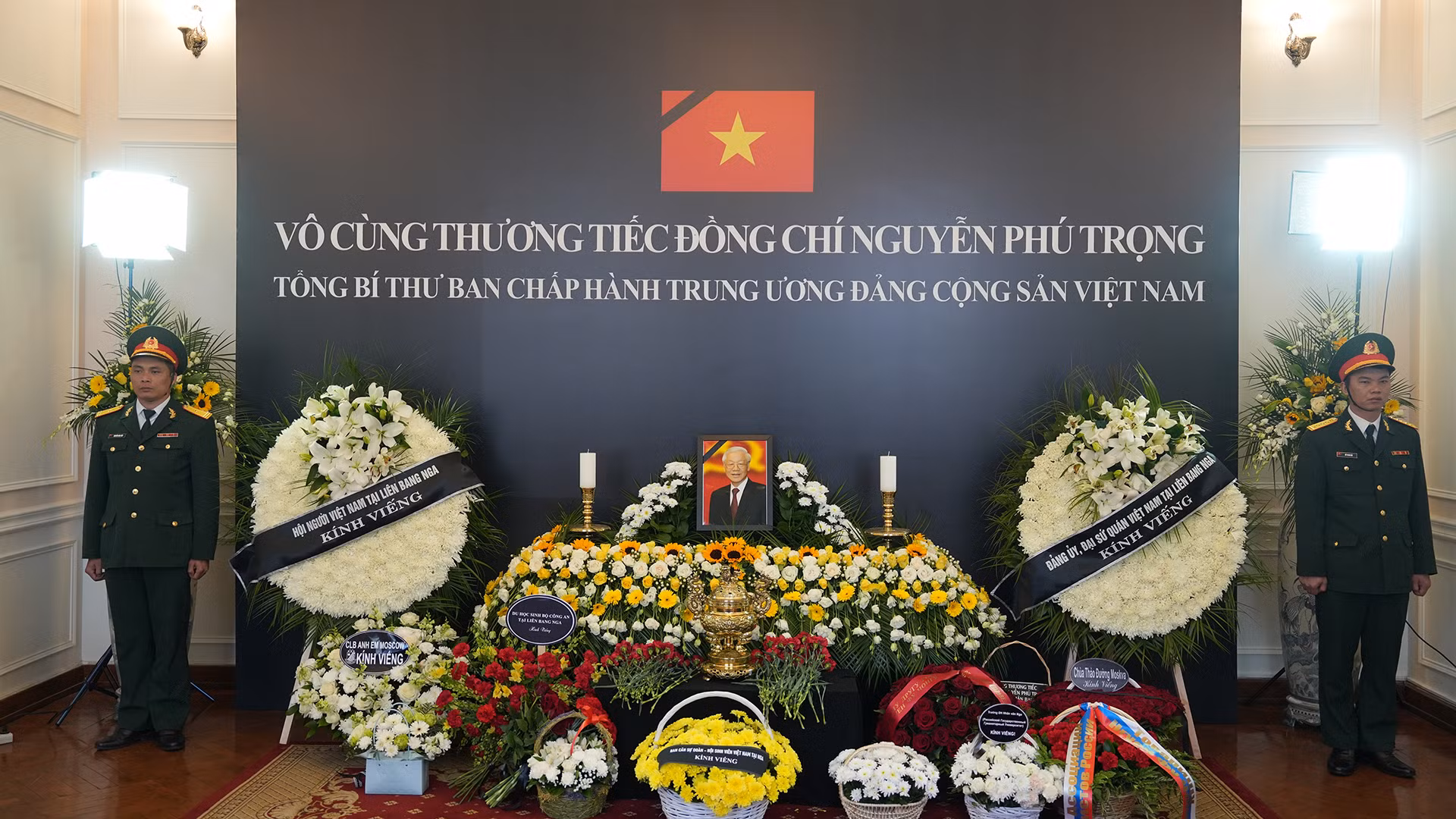 Theo Đại sứ quán Việt Nam tại Liên bang Nga, trong 2 ngày 25 và 26/7, có tổng cộng khoảng 200 đoàn đến viếng và ghi sổ tang Tổng Bí thư Nguyễn Phú Trọng.