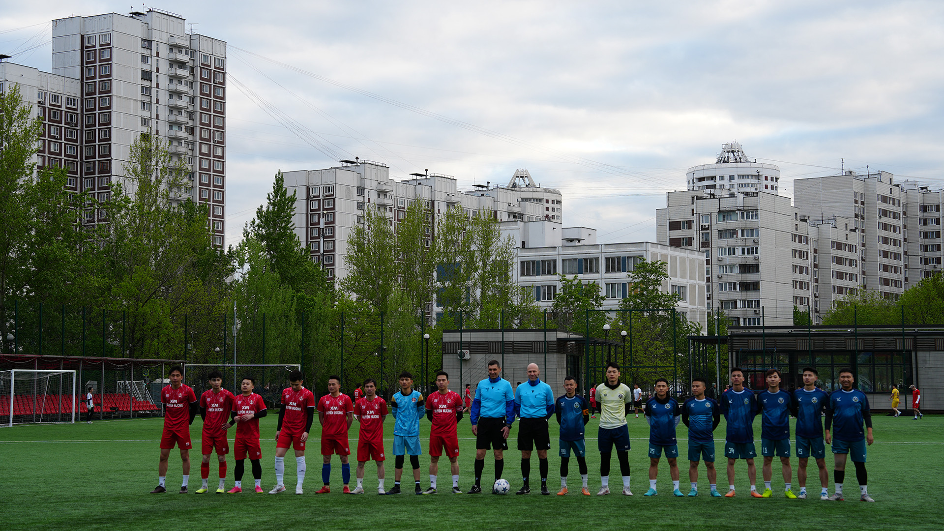 Ngay sau lễ khai mạc, diễn ra trận đấu đầu tiên của giải giữa đội FC Hải Phòng và đội FC Pavilon. FC Hải Phòng (áo đỏ) là đội bóng tân binh của giải nhưng sở hữu lực lượng nòng cốt của đội đương kim vô địch ở giải đấu này năm ngoái.