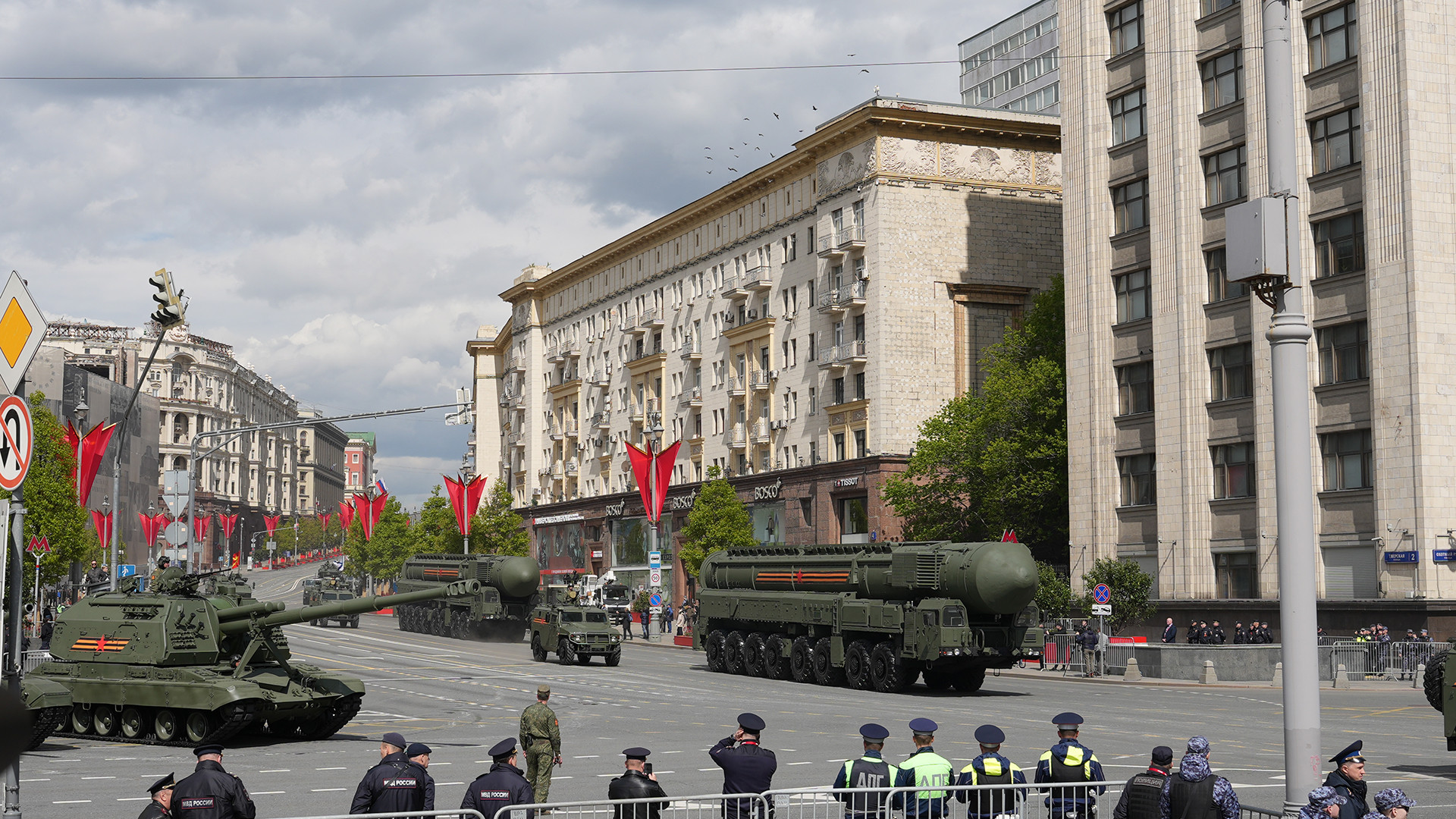 Từ sáng sớm, các hệ thống vũ khí, khí tài quân sự đã được tập kết tại đường Tver và lân cận để chuẩn bị tiến vào Quảng trường Đỏ tham gia lễ tổng duyệt chuẩn bị cho Duyệt binh ngày 9/5 tới.